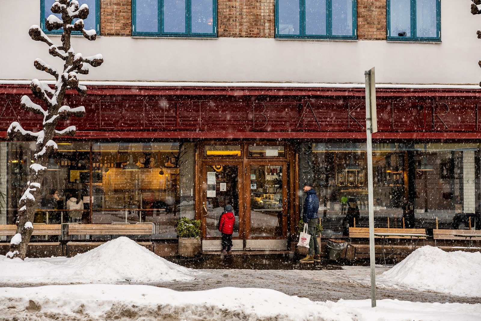 Like ved finner man populære Åpent Bakeri, som på kveldstid forvandles til Lofthus Samvirkelag - Kjent som en av byens beste pizzarestauranter Galleribilde