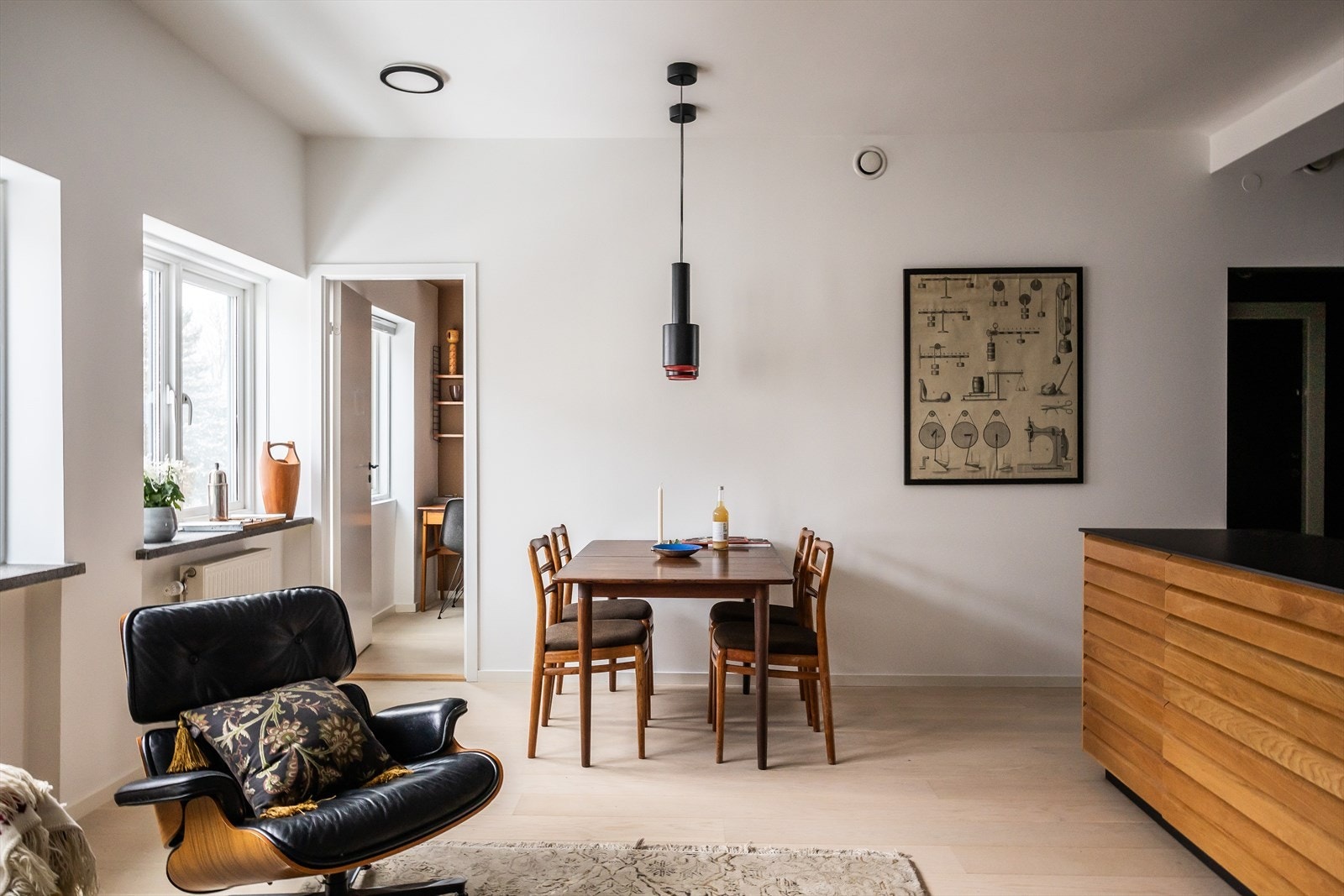 Lampene over spisebordet er fra finske Artek. Design: Alvar Aalto Galleribilde
