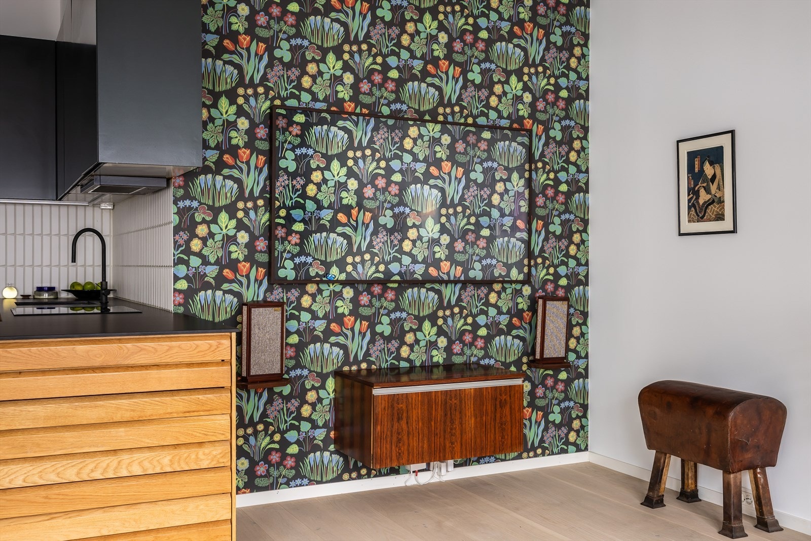 Kontrastveggen består av tapet fra Svensk Tenn, som er en nisjeprodusent som spesialiserer seg på å forvalte designarven fra Josef Frank, som er kjent for sin banebrytende stil Galleribilde