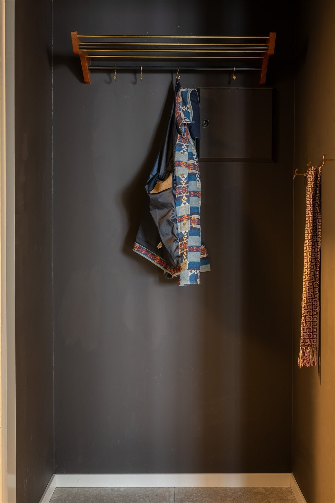 Innbydende entré av god størrelse hvor man raskt legger merke til leilighetens høye standard med pene veggflater som i 2020 ble malt opp i en mørk og behagelig sjokoladetone av moderne kalkmaling Galleribilde