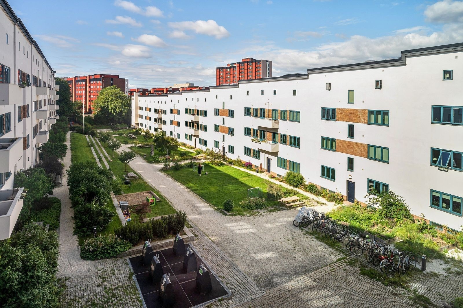 Populære Funkisgården er kjent for sitt romslige og idylliske gårdsrom som består av hyggelige grøntområder med gressplener, trær, beplantning, internveier og hyggelige sittegrupper Galleribilde