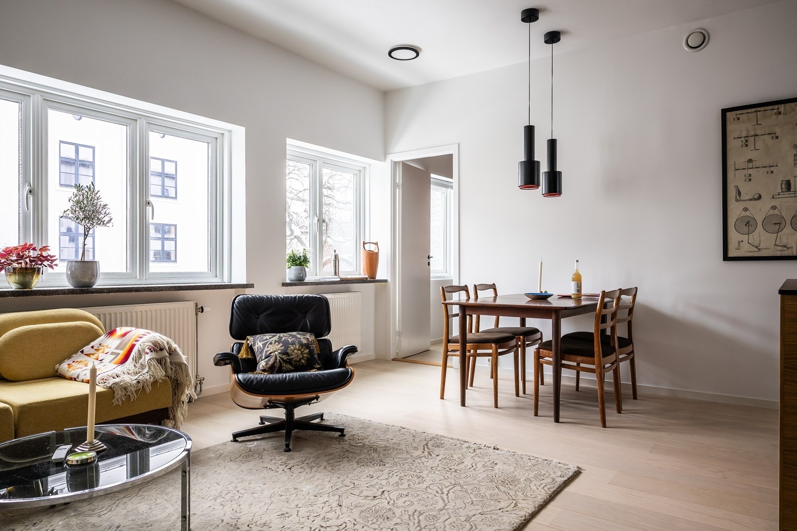 Stuen er av god størrelse og kan enkelt å møbleres i flere soner, med god plass for en stor sofaseksjon med tilhørende møblement, i tillegg til en egen sone med et hyggelig spisebord Galleribilde