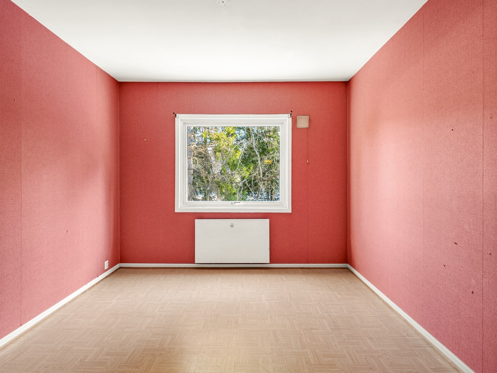 Romslig rom med fargekontraster og utsikt til skog Galleribilde