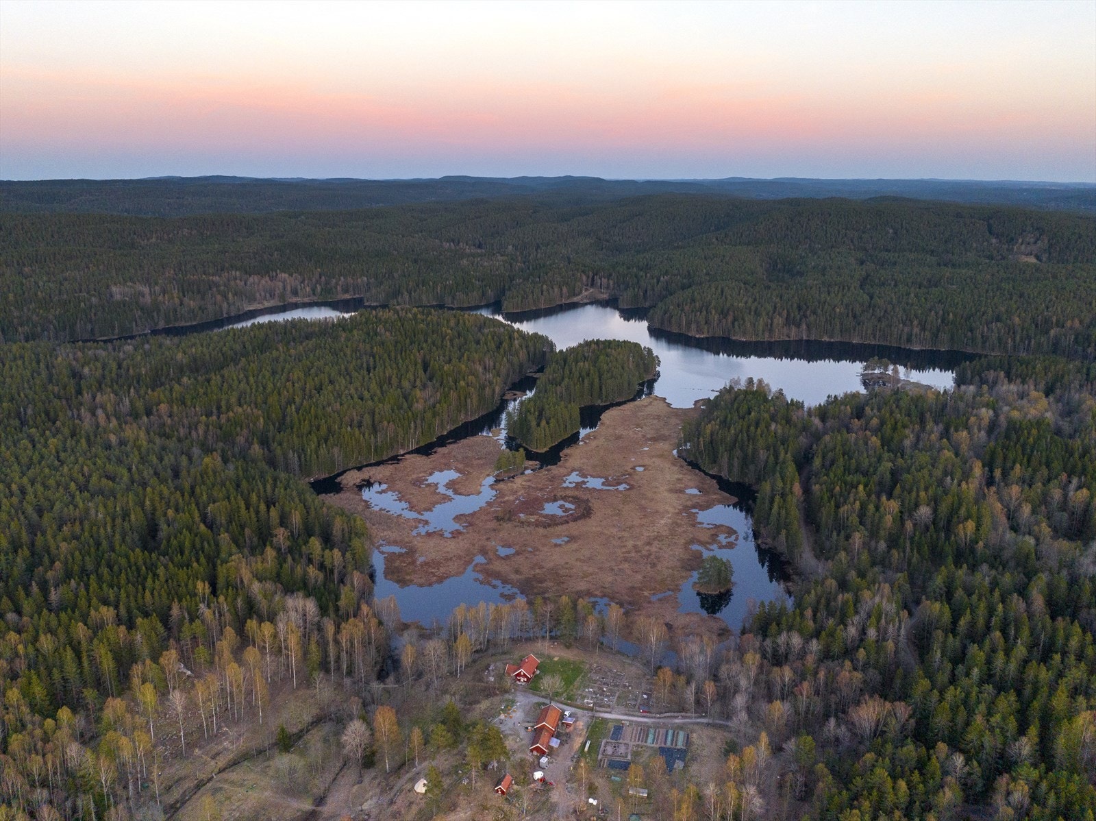 Eiendommen ligger i naturskjønne omgivelser ved vannkanten Galleribilde