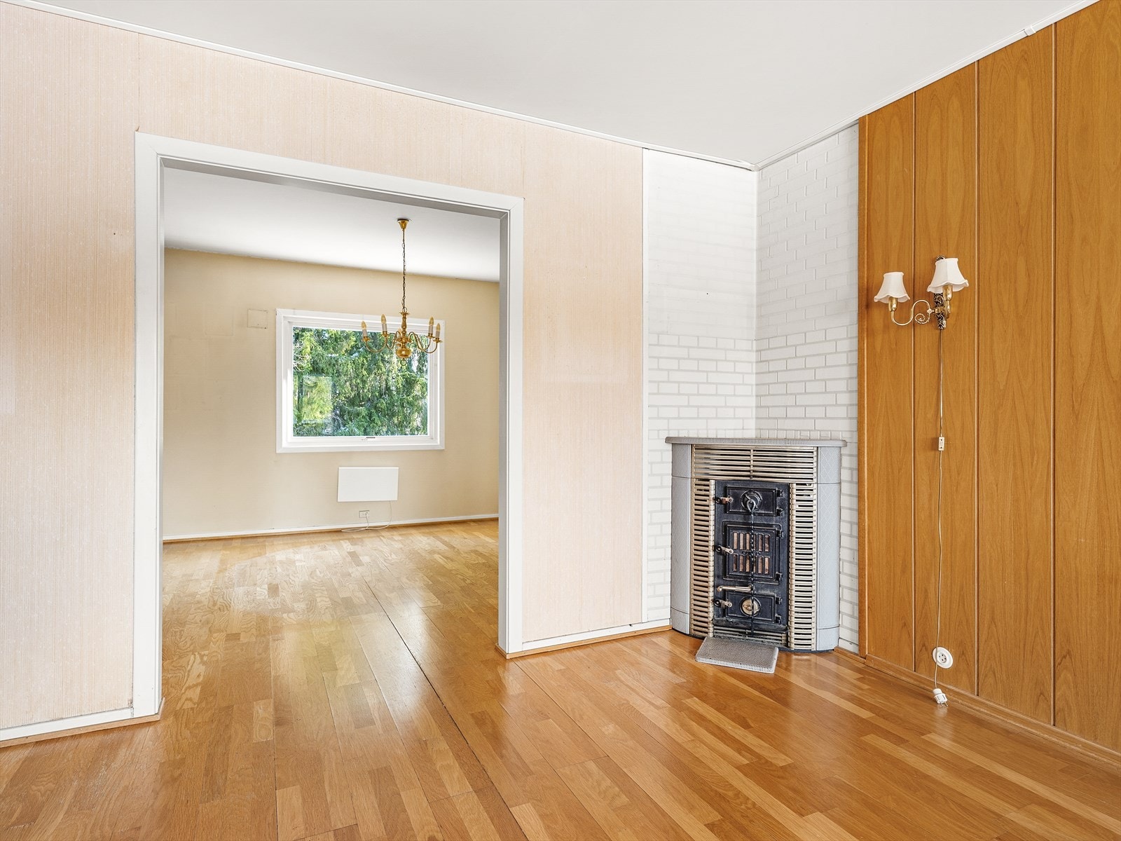 Hyggelig stue med klassisk peis, et naturlig samlingspunkt Galleribilde