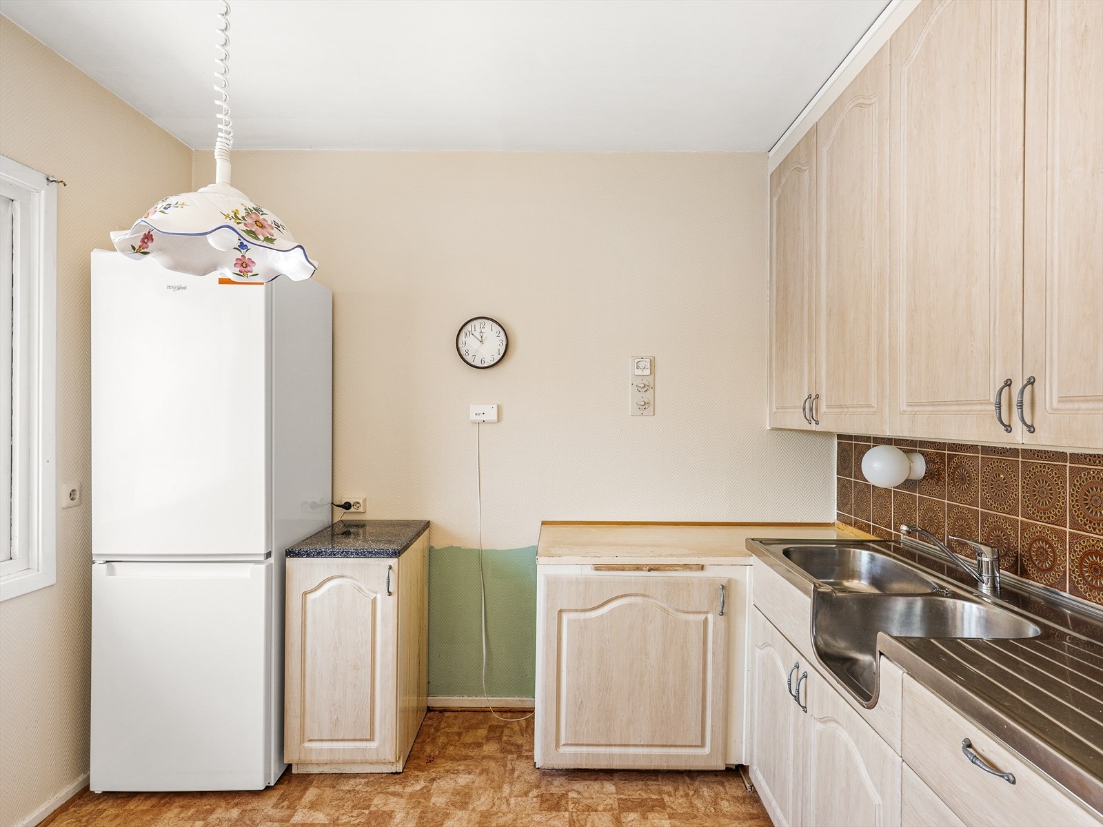 Kjøkken med praktiske løsninger og inkludert hvitevarer Galleribilde