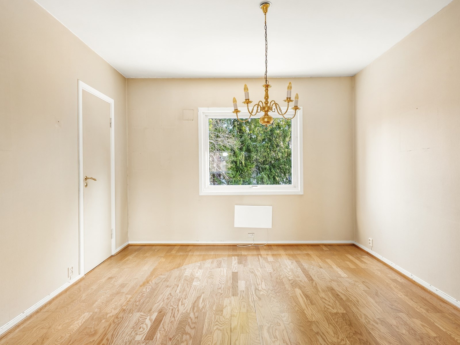 Romslig soverom med store vinduer og tilhørende garderobeplass Galleribilde