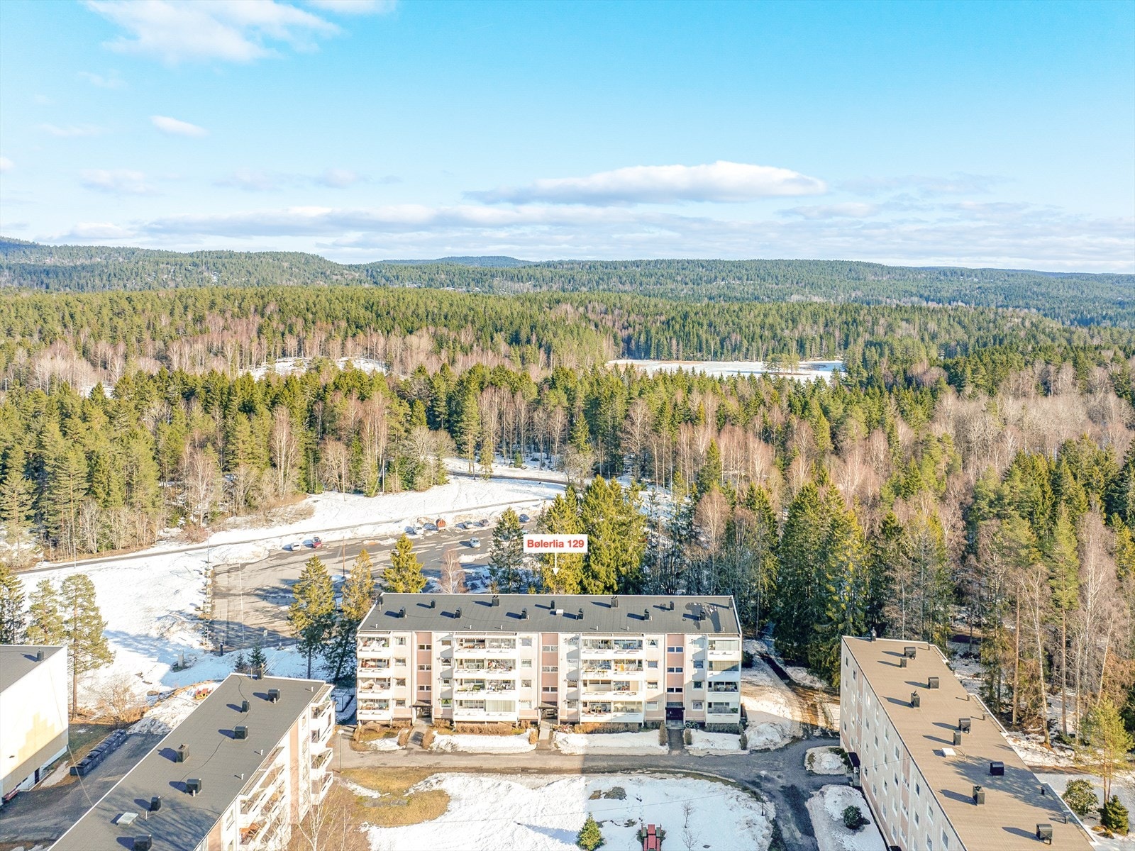 Luftig oversikt som viser eiendommens strategiske plassering Galleribilde