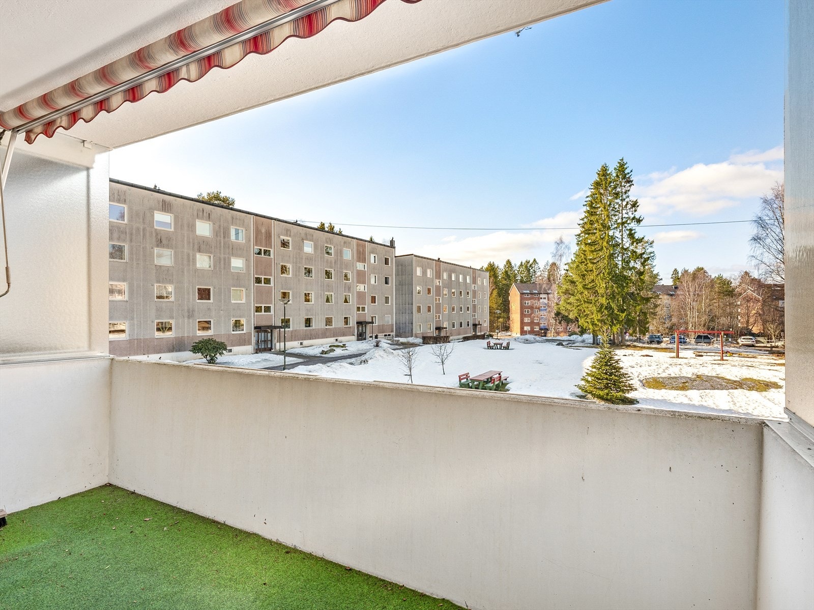 Balkongen byr på herlig utsikt og muligheter for utemøbler Galleribilde