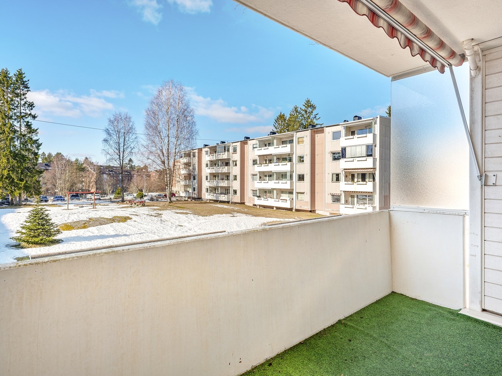 Balkong med flott utsikt over rolige omgivelser Galleribilde