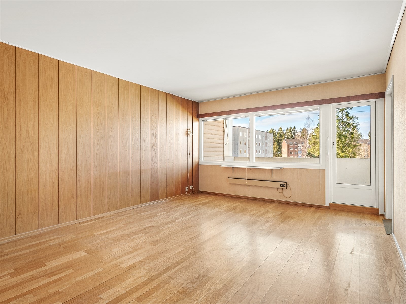 Stue med store vinduer som slipper inn naturlig lys Galleribilde