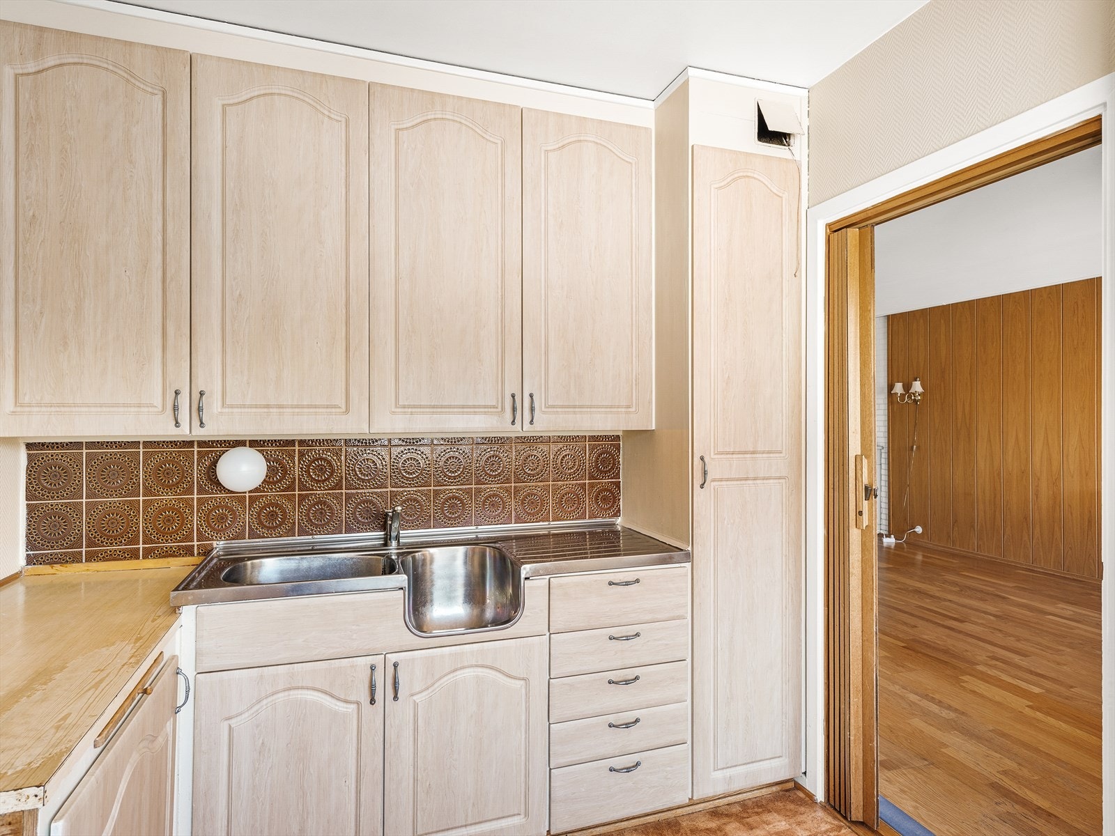 Funksjonelt kjøkken med god lagringsplass og klassisk innredning Galleribilde