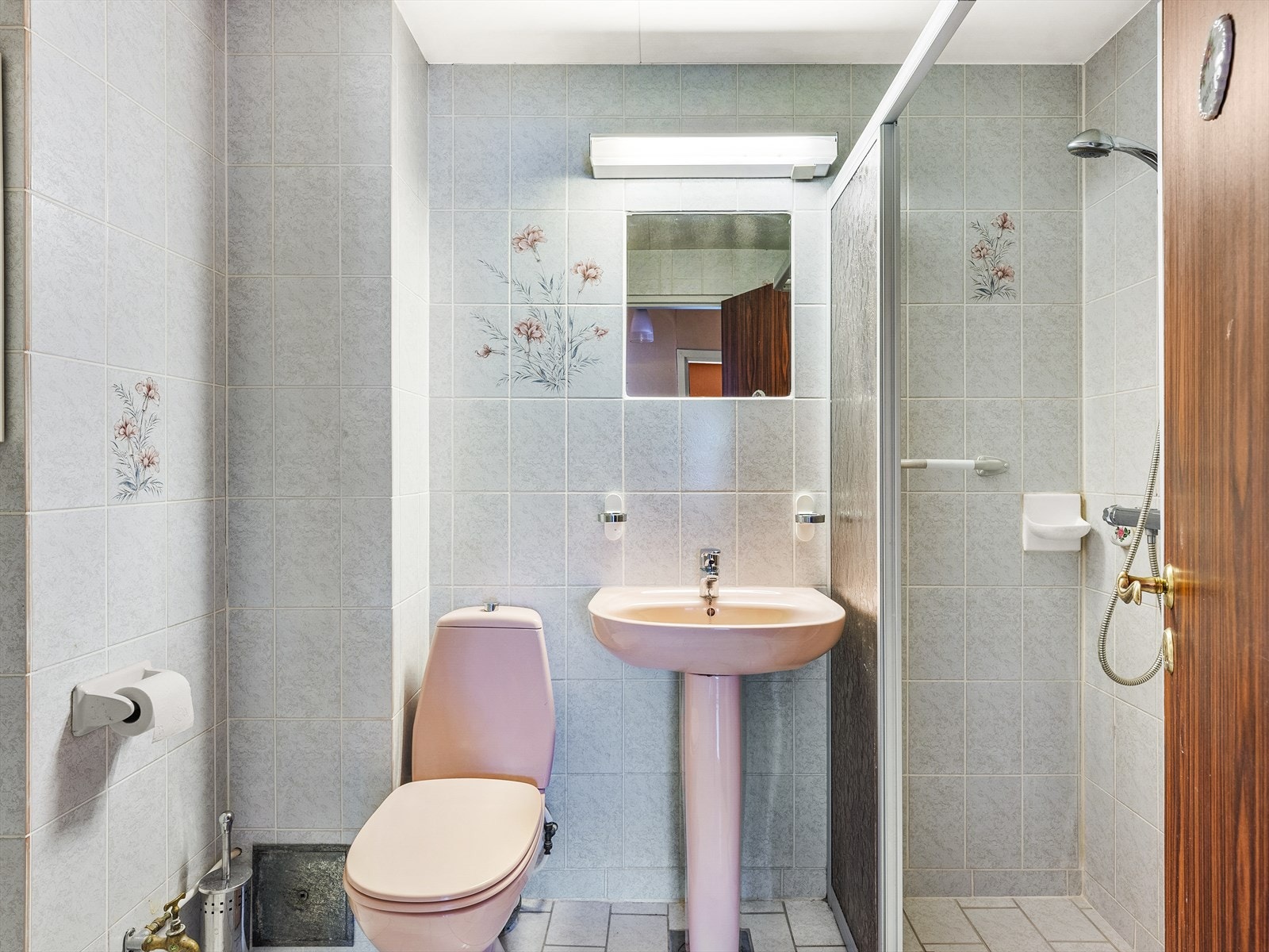 Bad med nødvendige sanitærfasiliteter og dusjkabinett Galleribilde