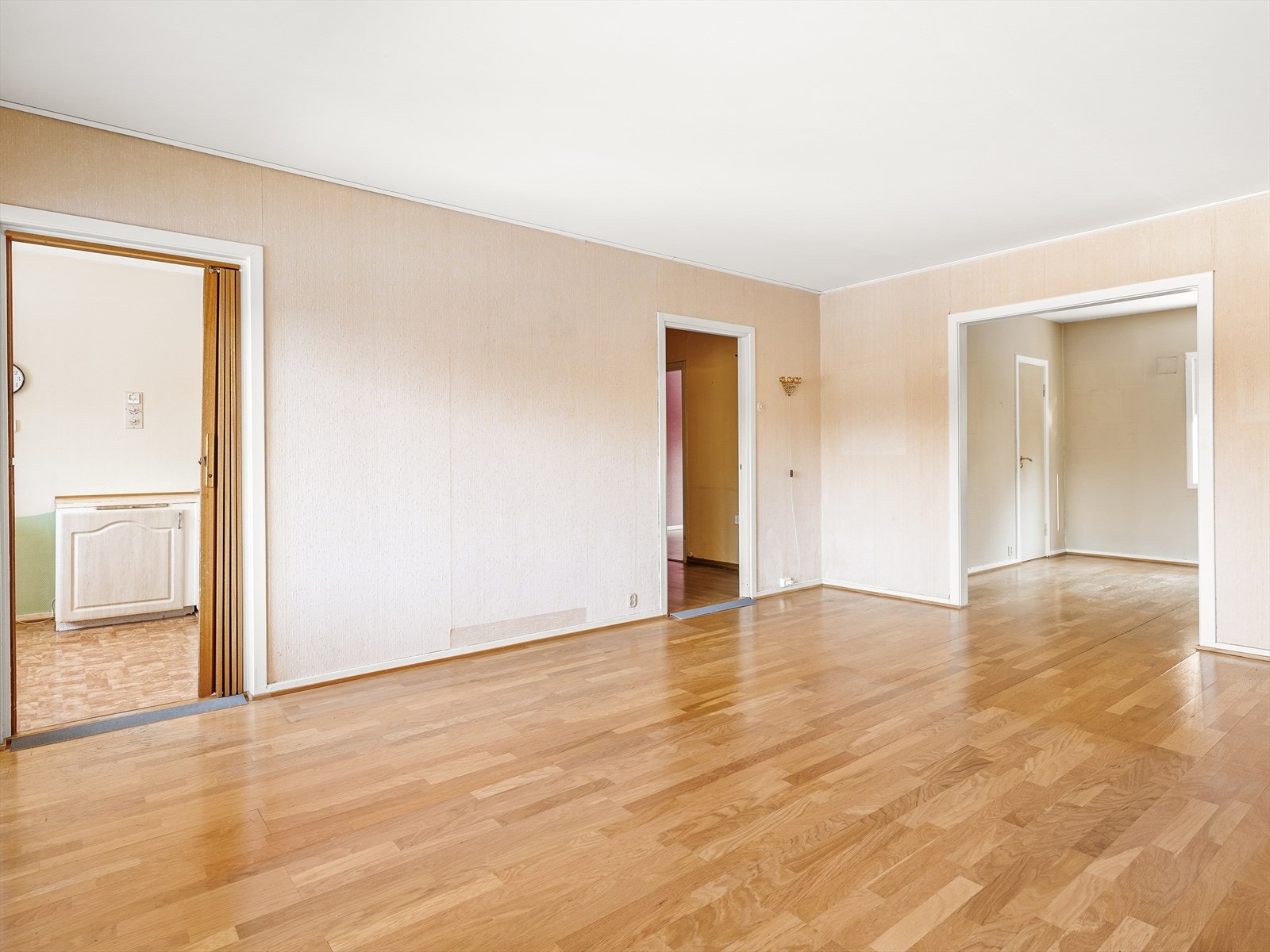 Oversiktlig stue med enkel adkomst til tilstøtende rom Galleribilde