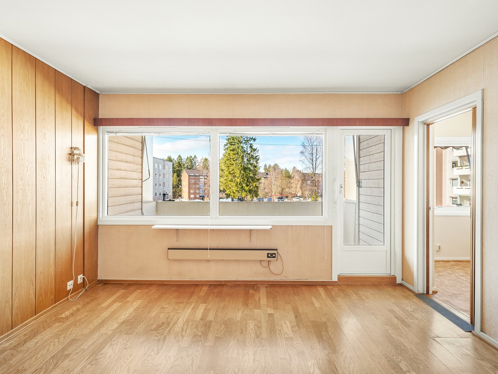 Lys stue med utgang til balkongen, perfekt for morgenkaffen Galleribilde