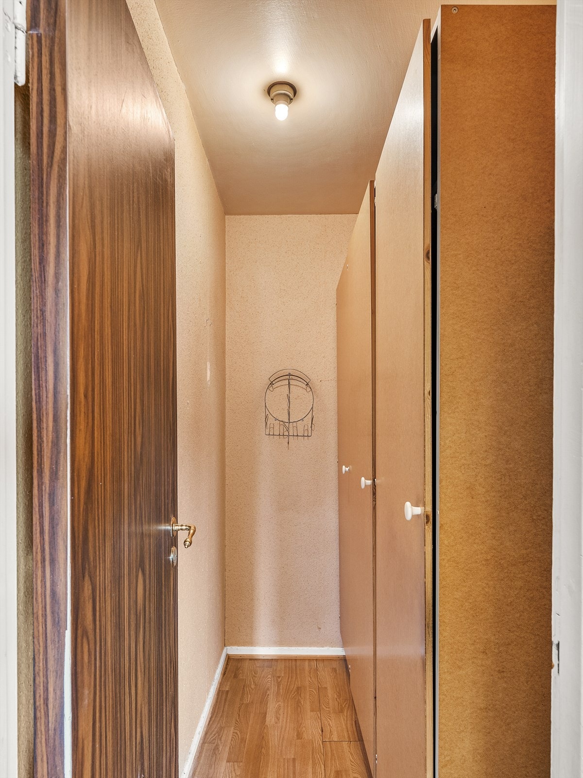 Inngangsparti med plassbygde løsninger for oppbevaring Galleribilde