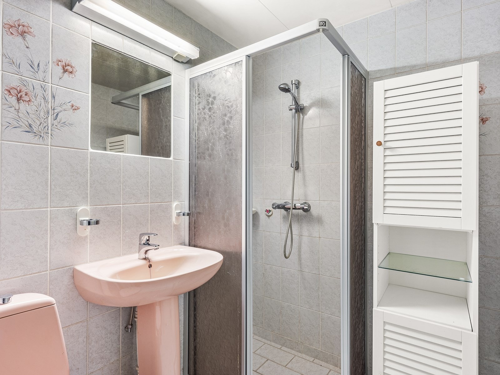 Velholdt bad med dusjkabinett og oppbevaringsmuligheter Galleribilde