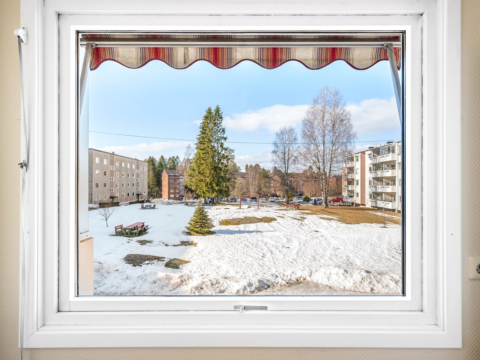 Rolig utsikt fra vindu som rammer inn den pene hageflekken Galleribilde