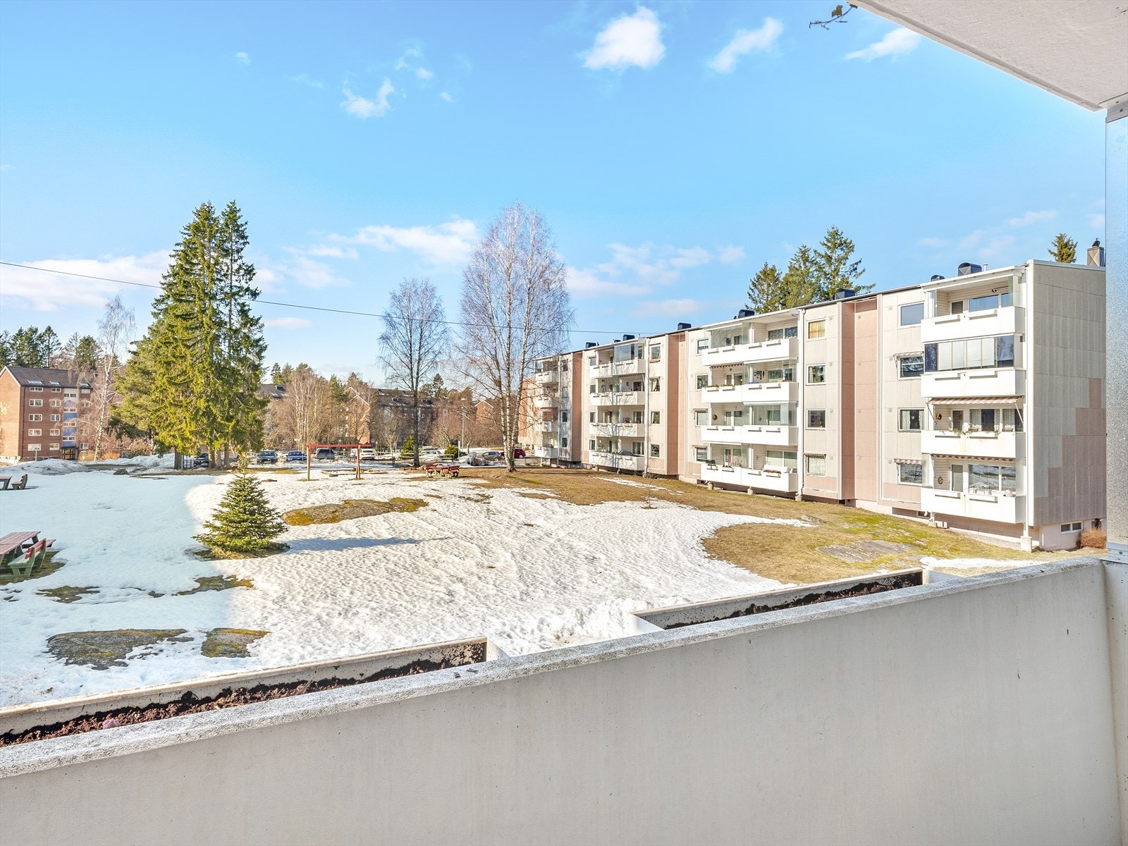 Balkongutsikt som gir et pusterom fra byens travle rytme Galleribilde