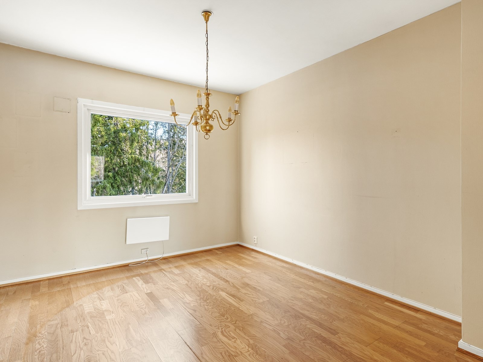 Romslig soverom med naturlig lys og utsikt til grøntområder Galleribilde