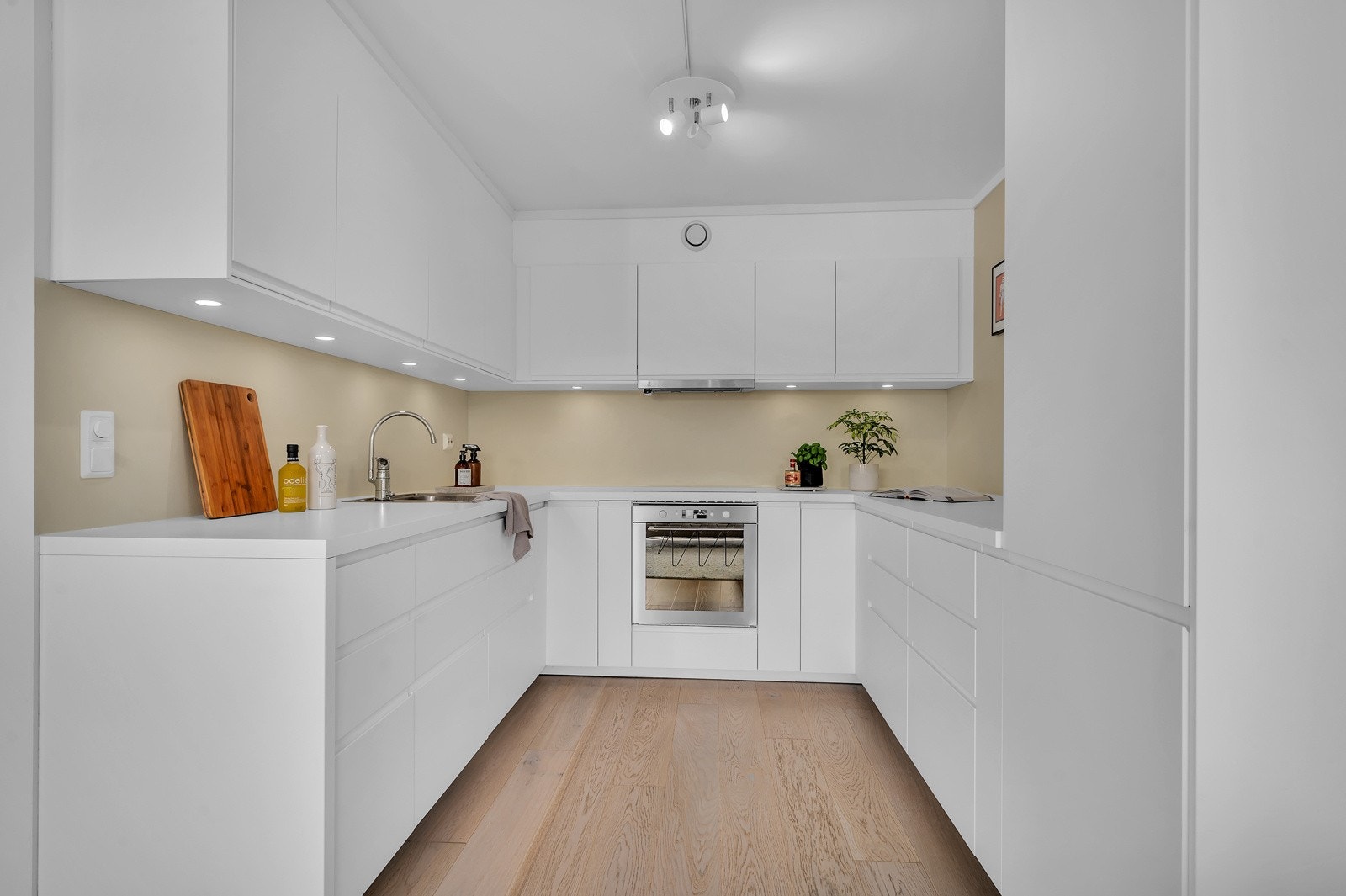 Flott kjøkken med god skap og benkeplass. Galleribilde