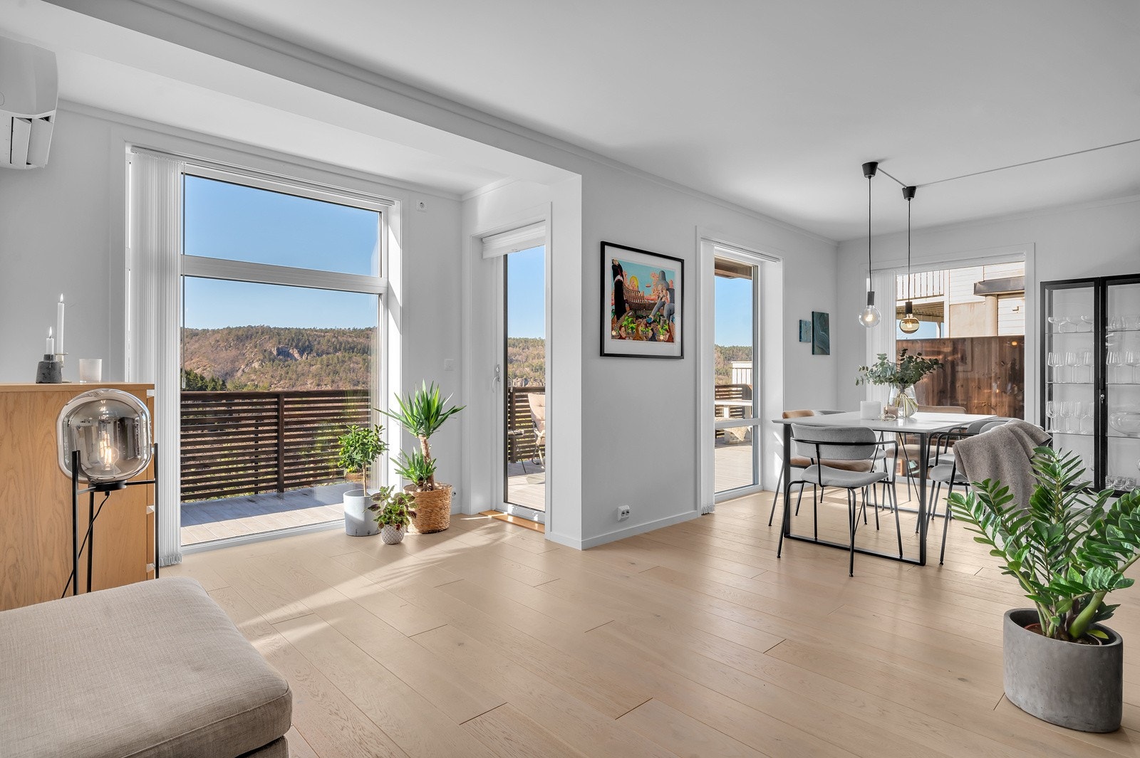 Stua er utstyrt med varmepumpe og det er utgang til en solrik terrasse. Galleribilde