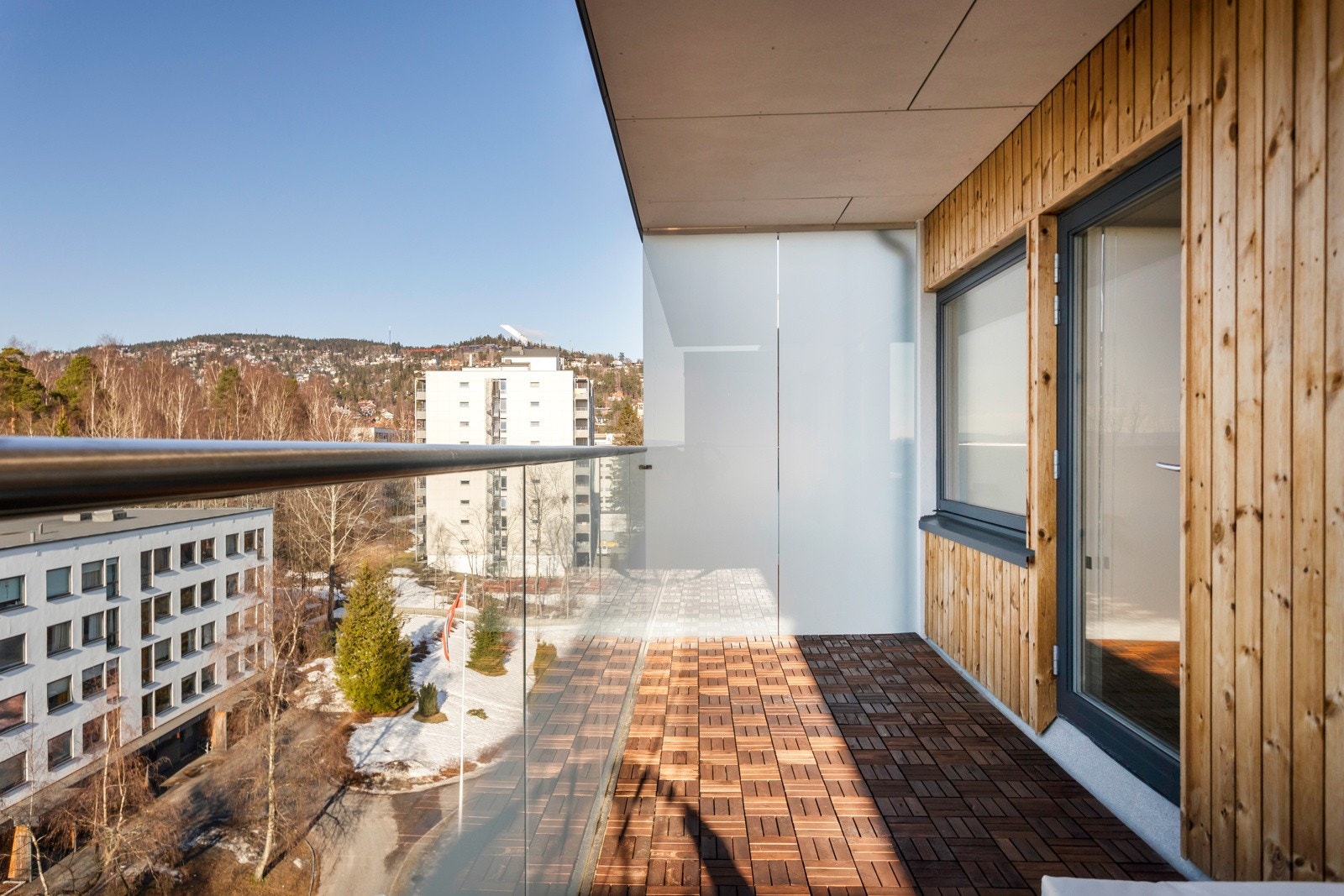 Her er det plass til diverse utemøblement og grill. Galleribilde