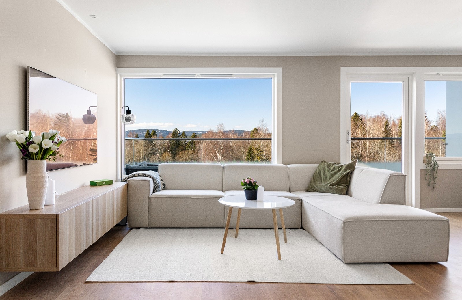 Stuen har gode lysforhold fra store vinduer som var nye i 2020. Galleribilde