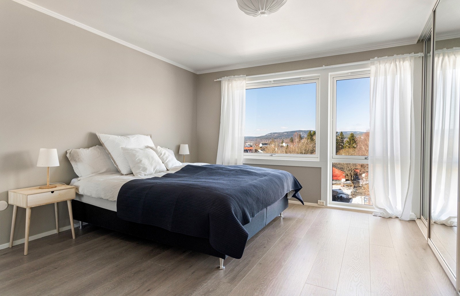 Soverommet er av god størrelse med god plass til dobbeltseng, nattbord og kommode. Galleribilde