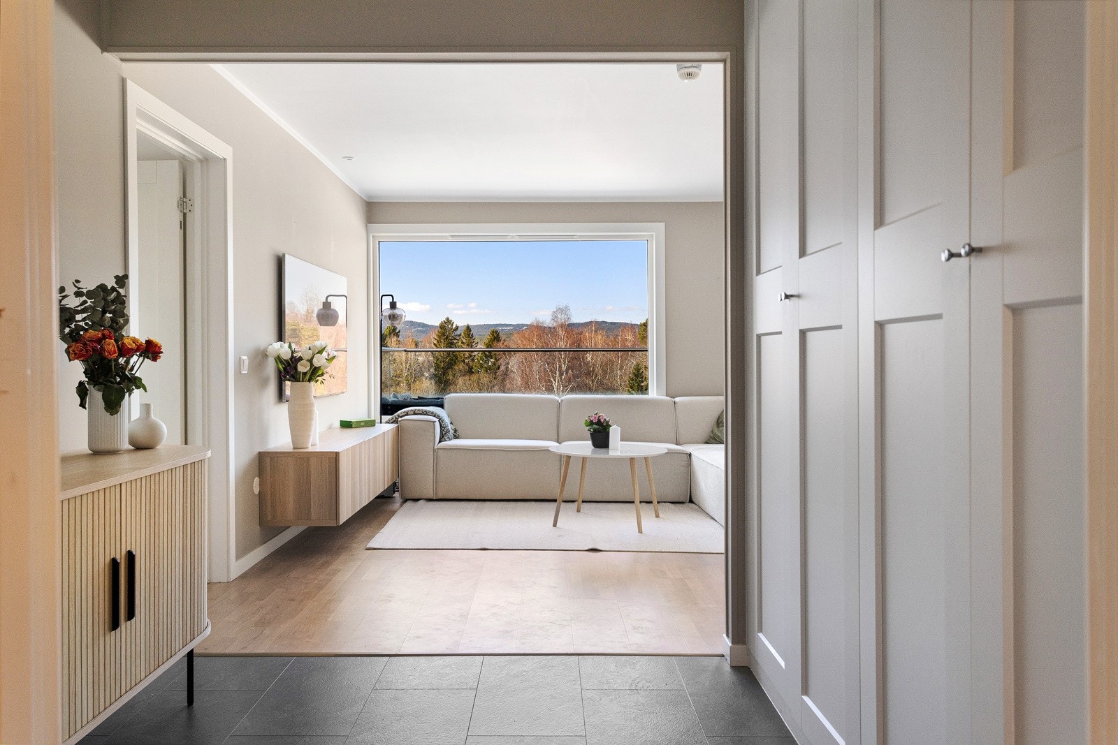 Rikelig med skapplass i romslig plassbygd garderobeskap. Galleribilde