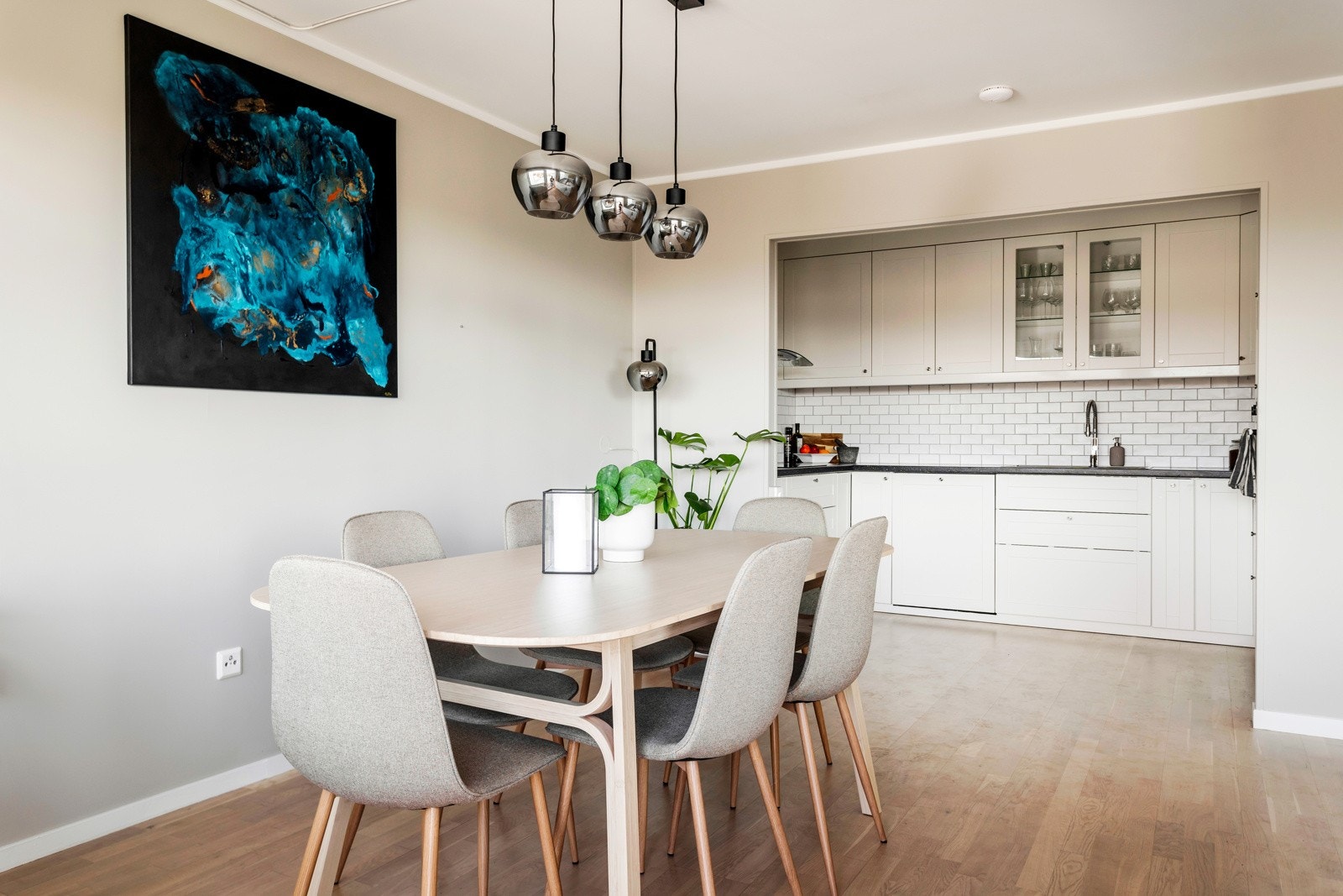 Lekkert kjøkken fra 2018 med profilerte fronter og laminat benkeplate med nedfelt kum i stål. Galleribilde