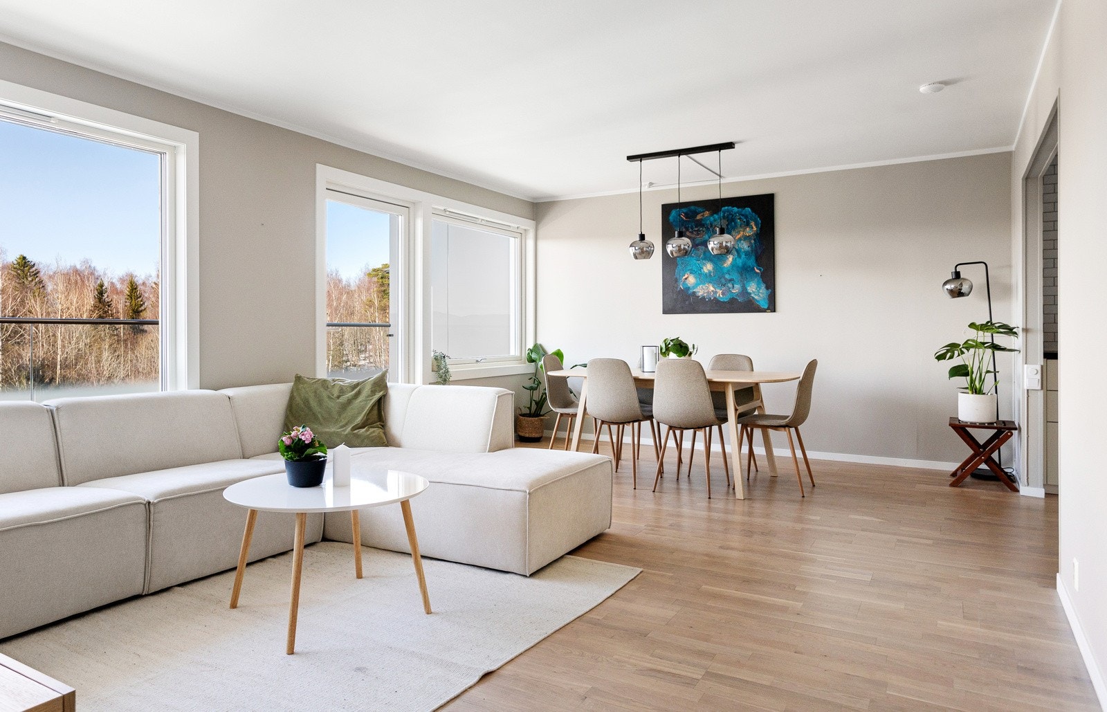 Her har vi gleden av å presentere en romslig og moderne 2-roms leilighet i et svært attraktivt boligområde mellom Hovseter og Røa. Galleribilde