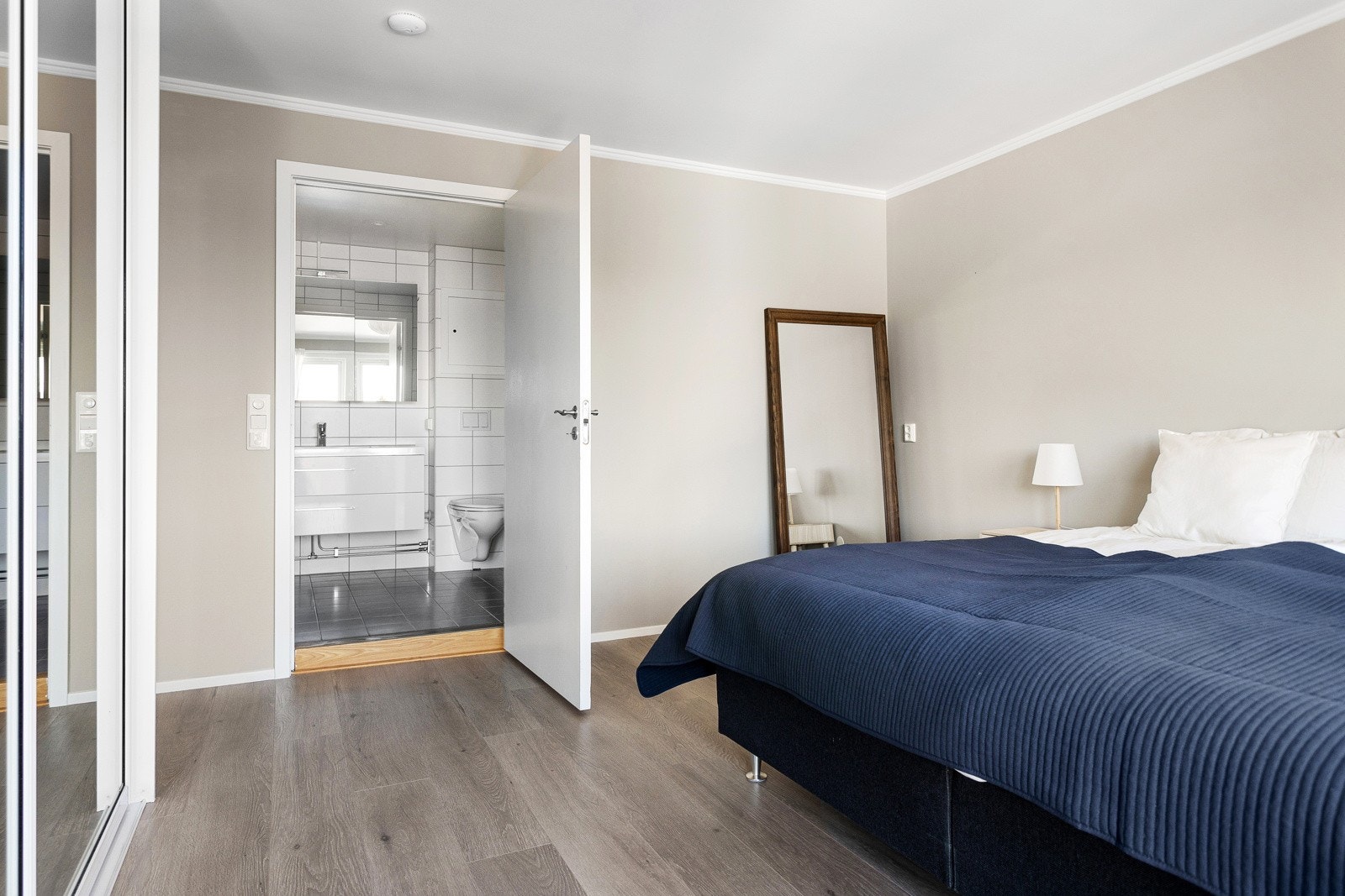 Praktisk med direkte adkomst til badet. Galleribilde