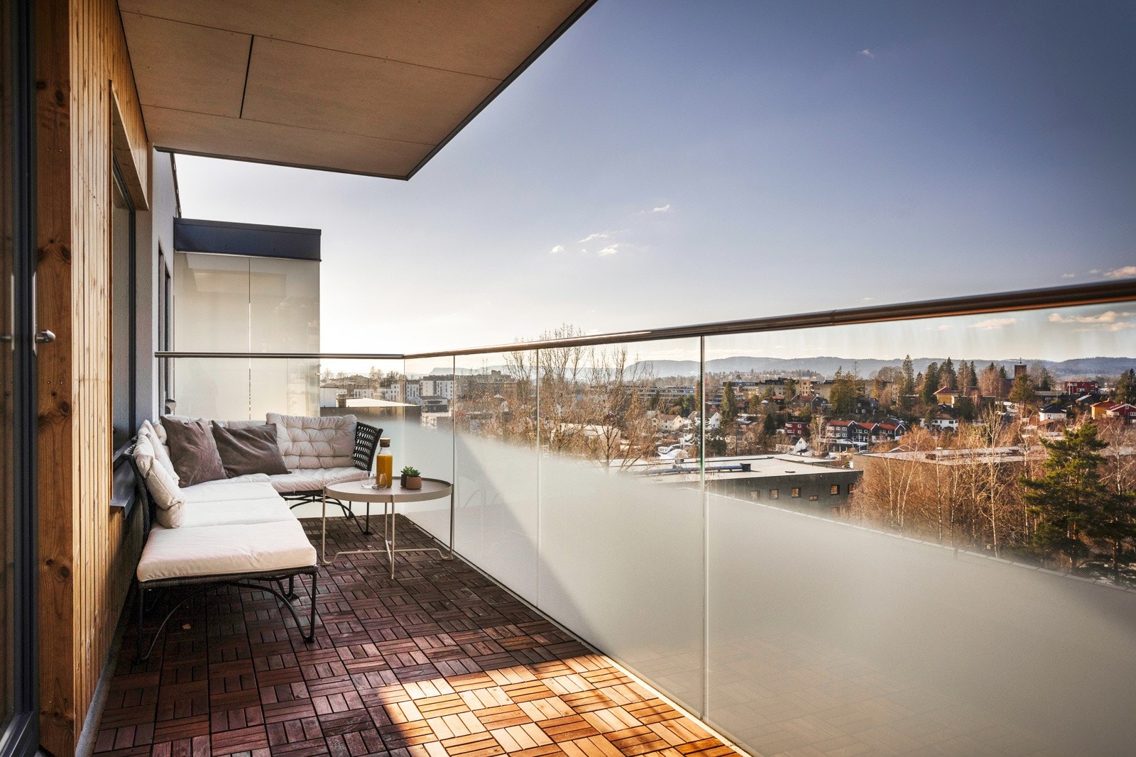 Utgang til en romslig balkong med sol fra ca.13.00 til 21.30 i sommerhalvåret. Galleribilde