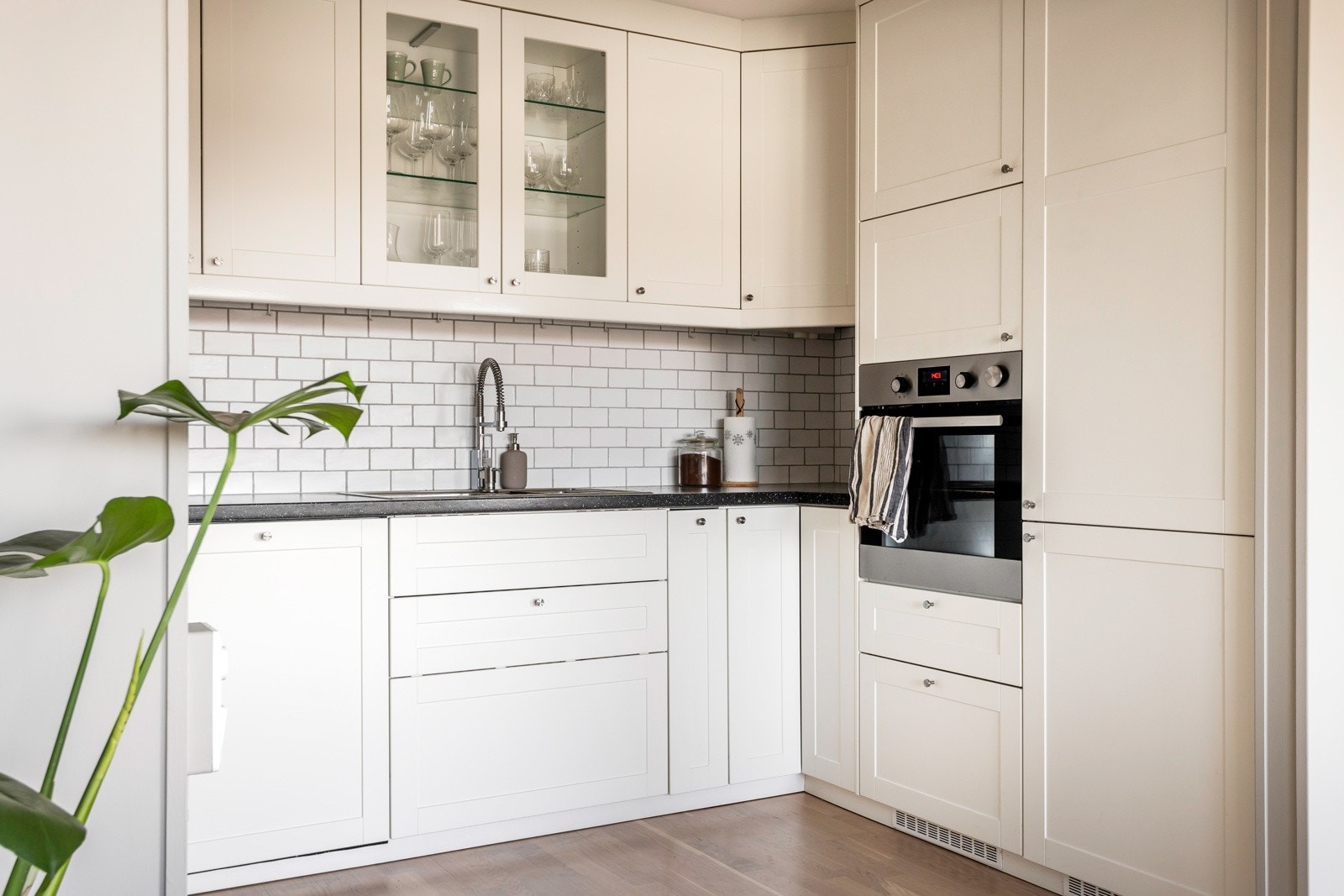 Det er integrerte hvitevarer som platetopp, komfyr, oppvaskmaskin og kjøl-/fryseskap. Galleribilde