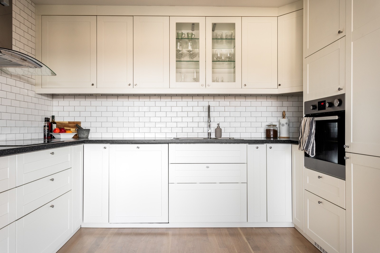 Kjøkkenet er designet med tanke på funksjonalitet og har godt med skap- og benkeplass. Galleribilde