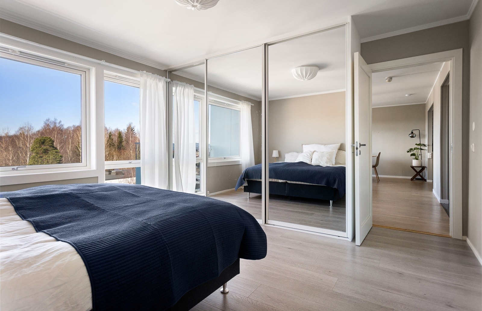 Rommet er innredet med stor skyvedørsgarderobe hvor det er rikelig med skapplass. Galleribilde