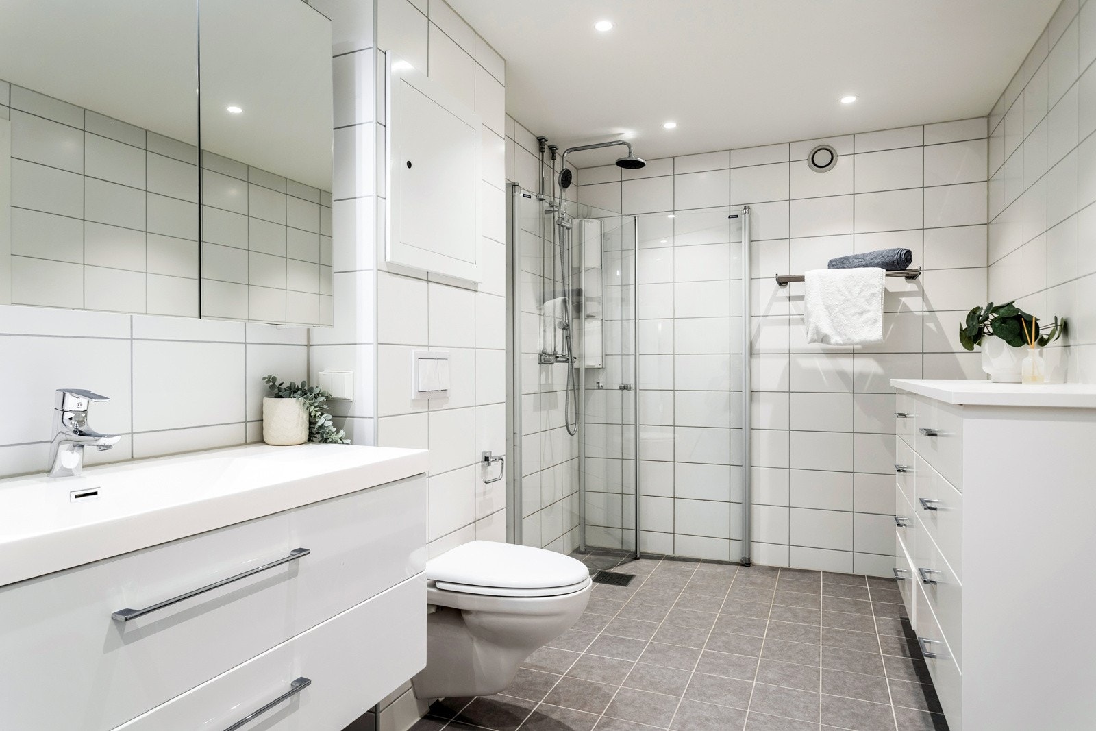 Delikat flislagt bad fra 2018 med varmekabler i gulv. Galleribilde