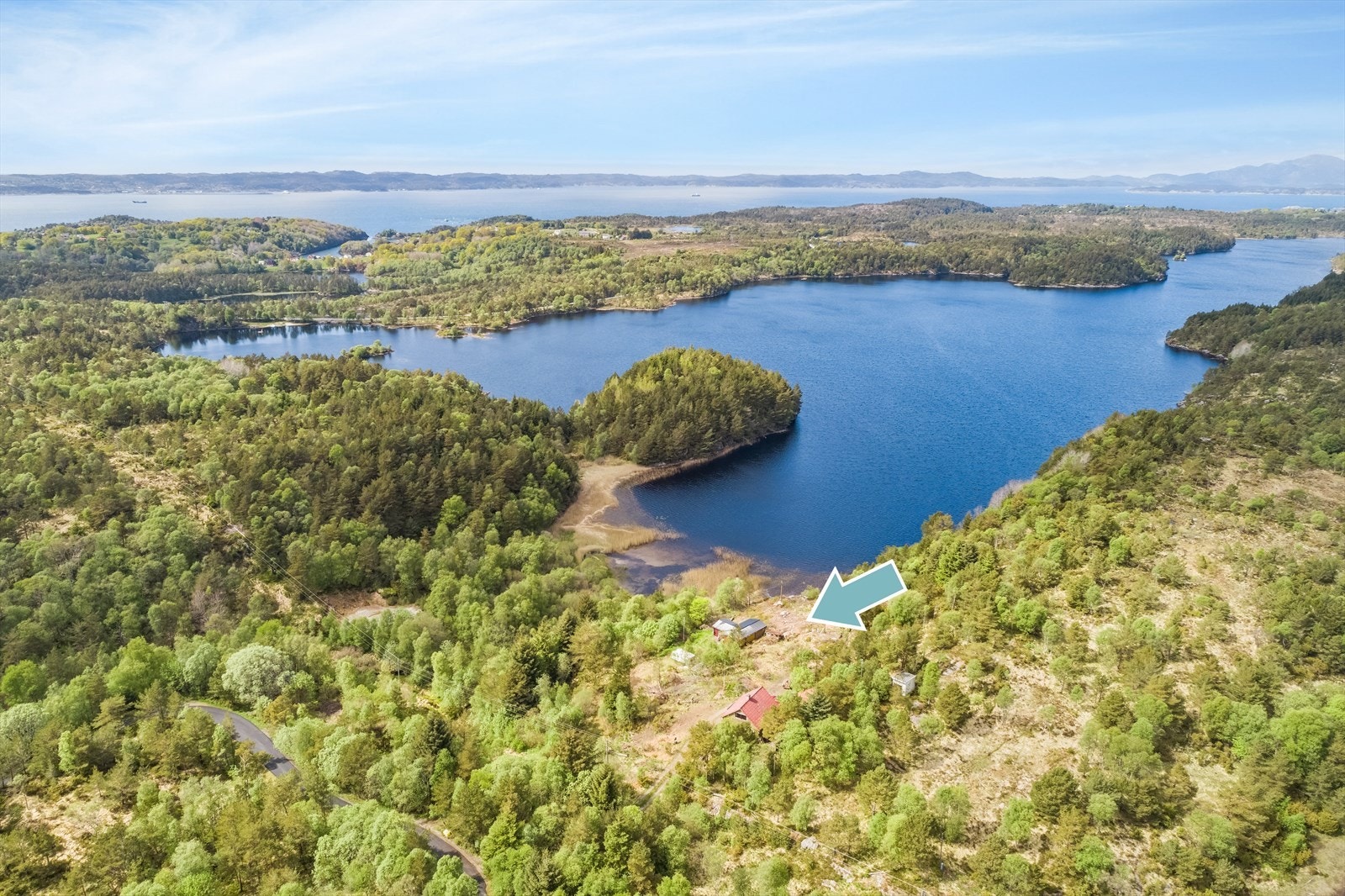Vegard Aksnes v/DNB Eiendom har gleden av å ønske velkommen til Kinnavegen 106, 108 og 110! Galleribilde