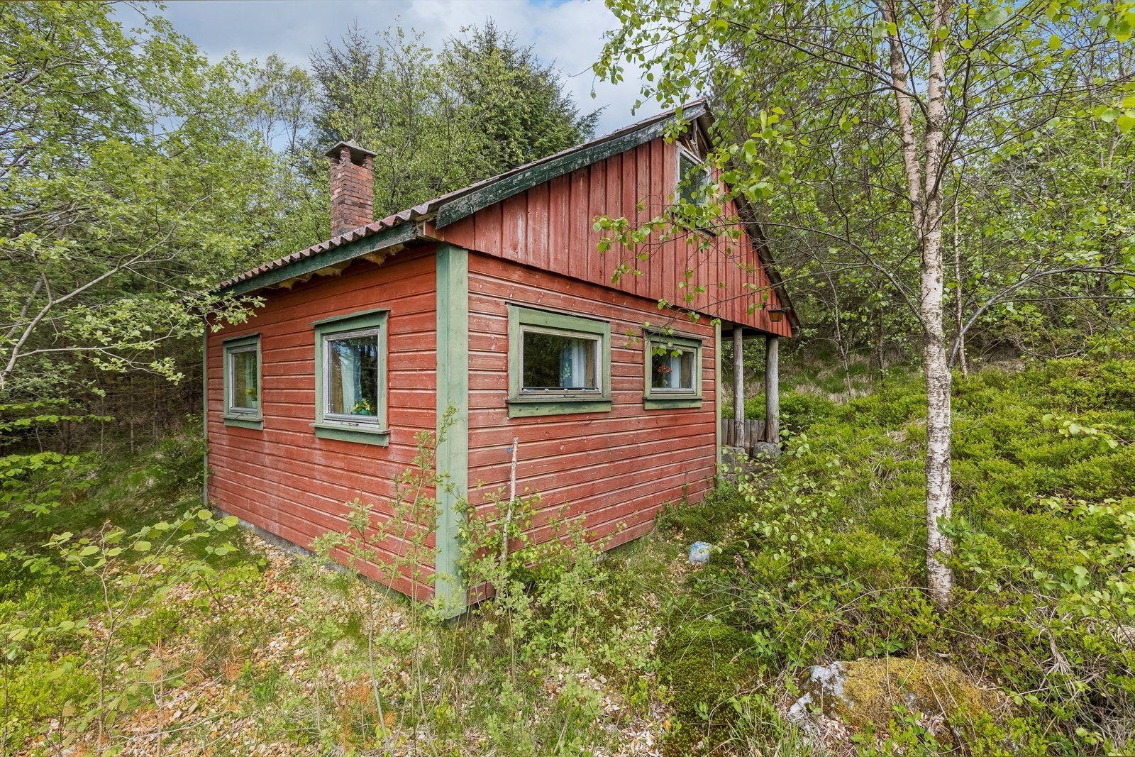Hytten med hems har et bruksareal på 25 kvm og holder enkel standard, renovering må påregnes. Galleribilde