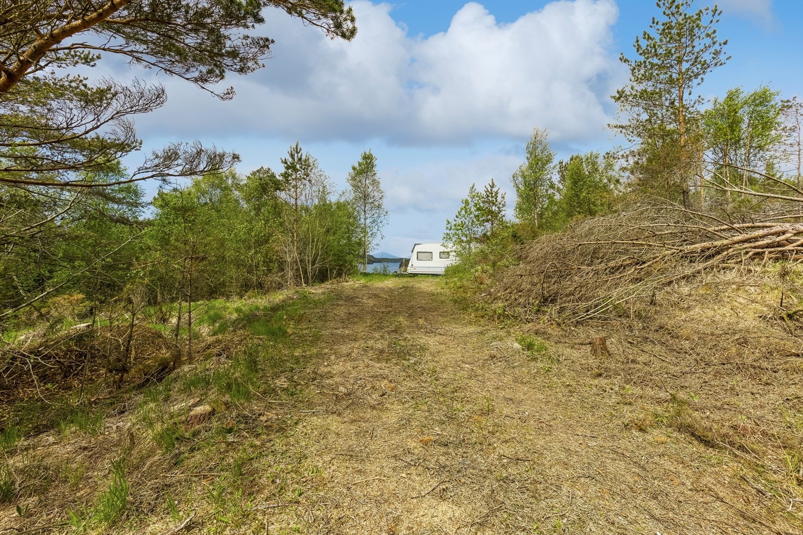 Eiendommen er tilknyttet privat vannforsyning/brønn. Vannkvaliteten er udokumentert og det er ukjent tilstand på pumpe / rør. Galleribilde