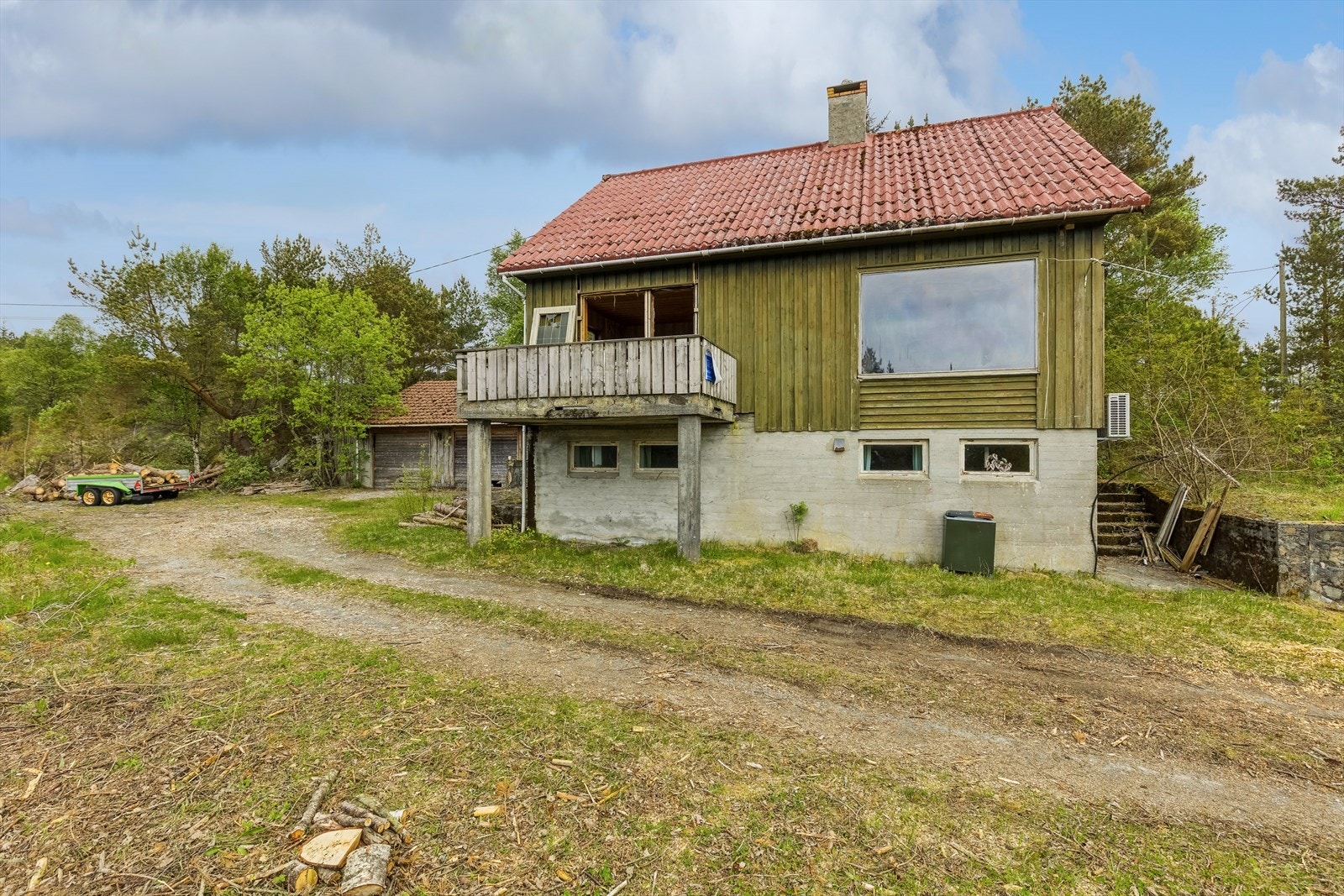Eiendommen søker de som har pågangsmot og litt ekstra kjærlighet å gi, for her det gode utviklingsmuligheter. Galleribilde