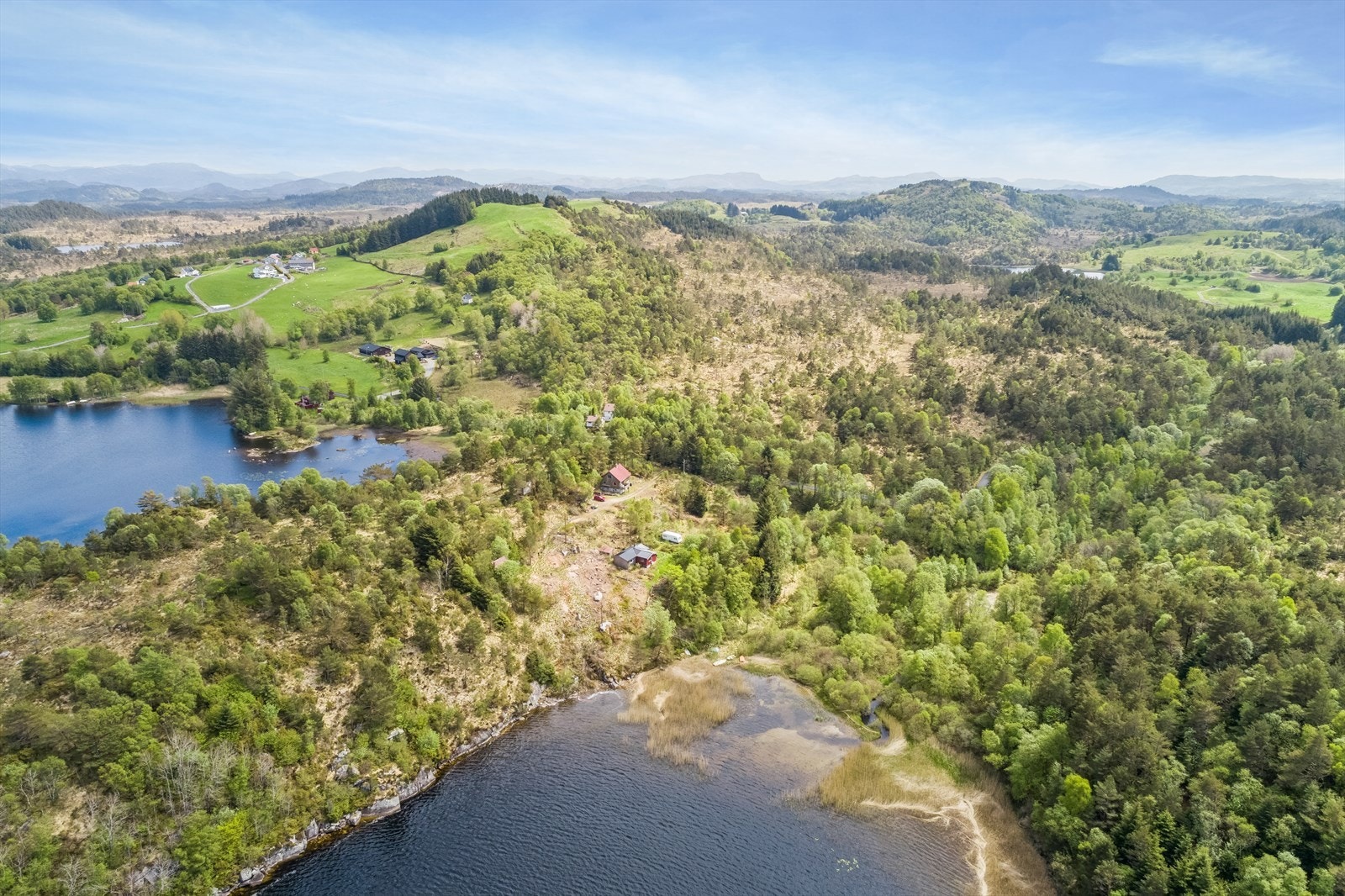 En stor selveiertomt på tilsammen ca. 10 mål med vannlinje til Storavatnet. Galleribilde