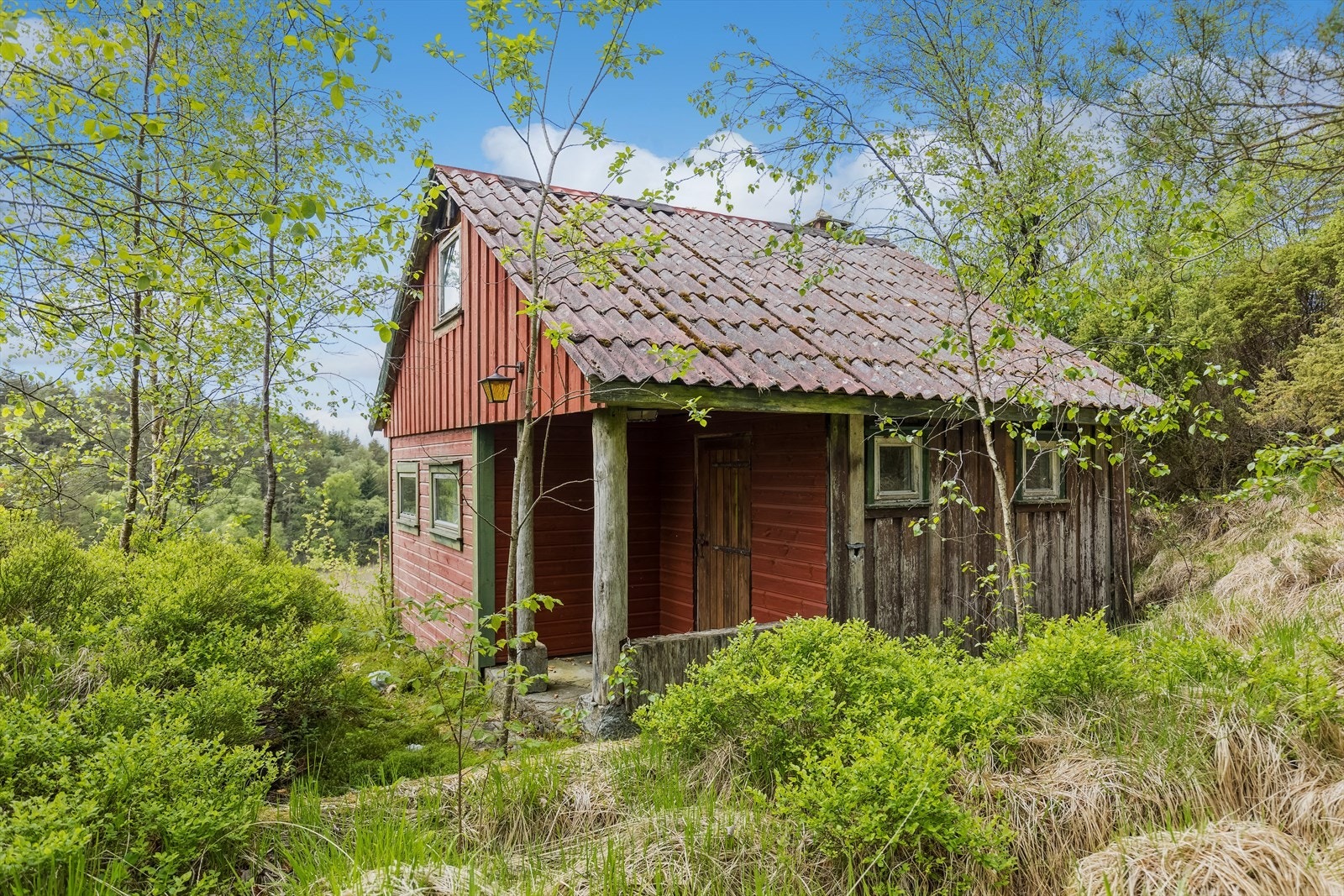 Kinnavegen 108 - ligger lunt og usjenert til med adkomst via sti fra eneboligen. Galleribilde