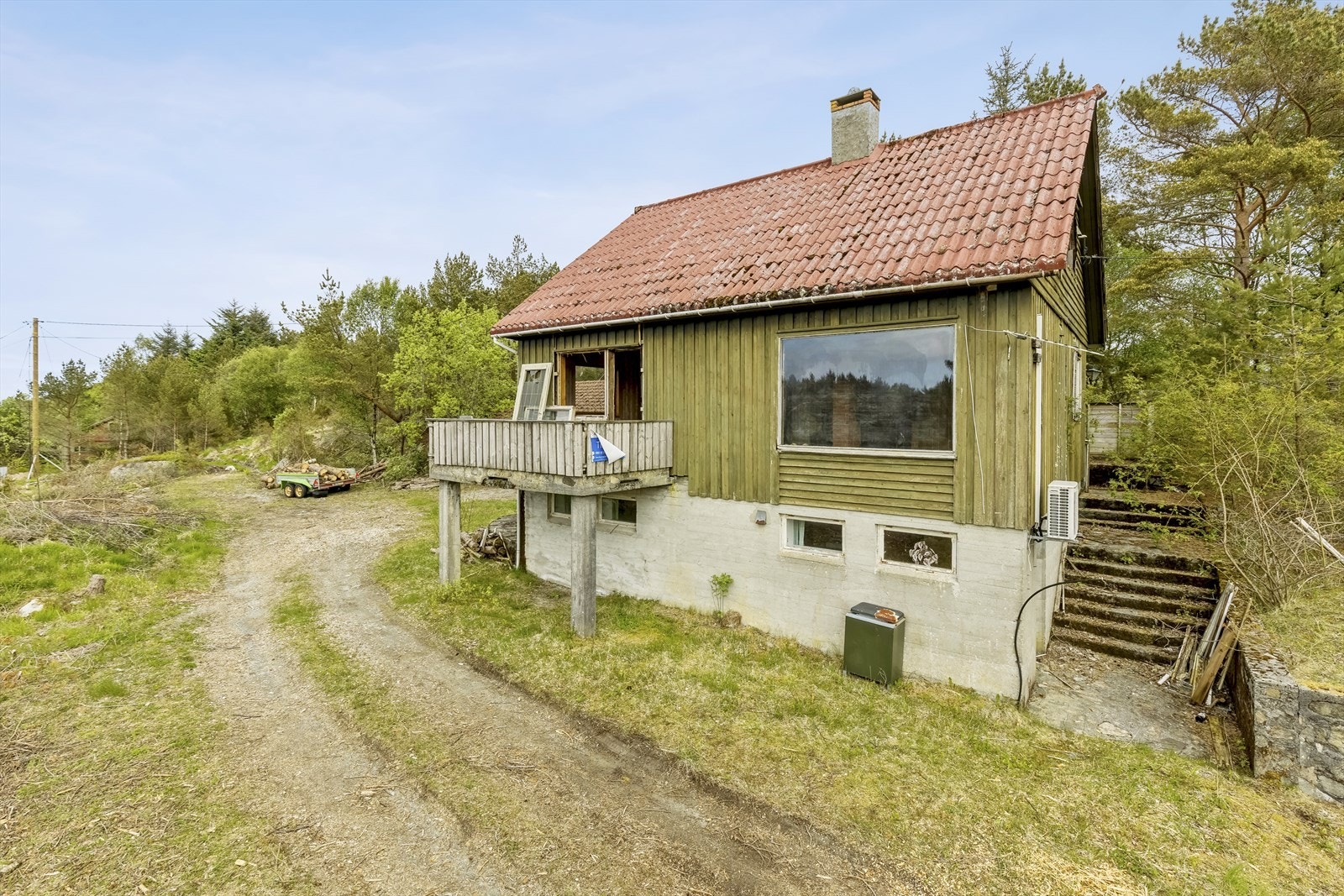 Eneboligen over totalt tre etasjeplan er oppført i ca. 1972. Dobbel garasje fra ca. 1983 på ca. 51 kvm. Galleribilde