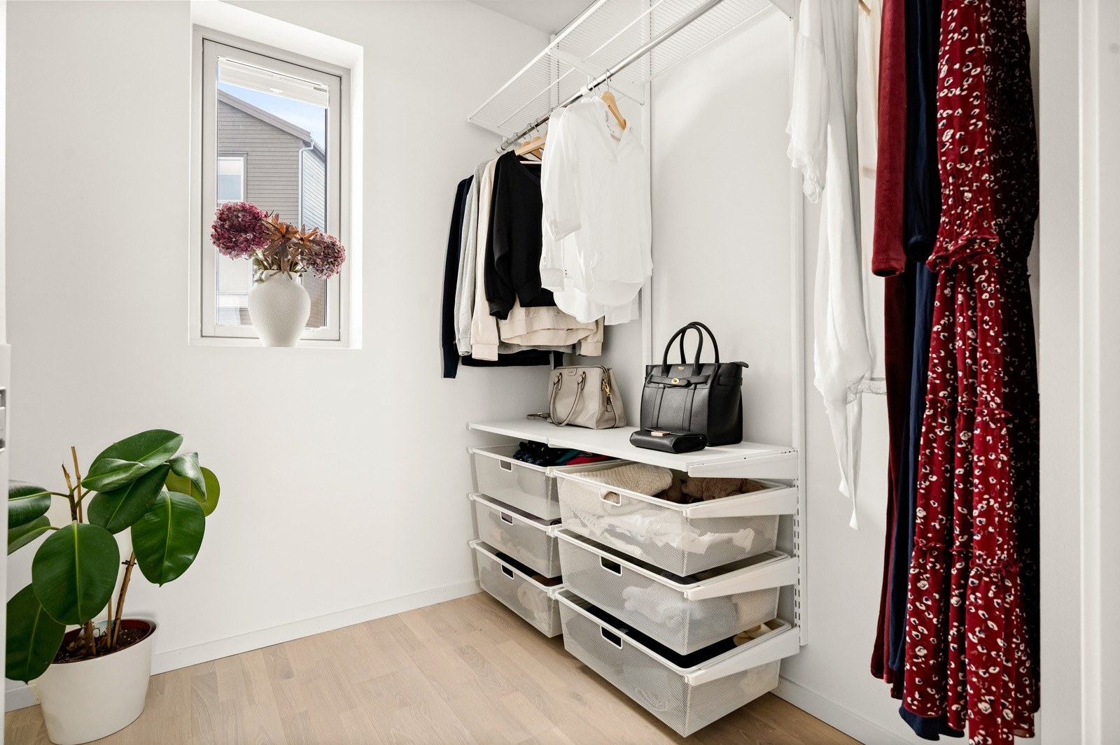 Omkledningsrom med gode oppbevaringsmuligheter Galleribilde