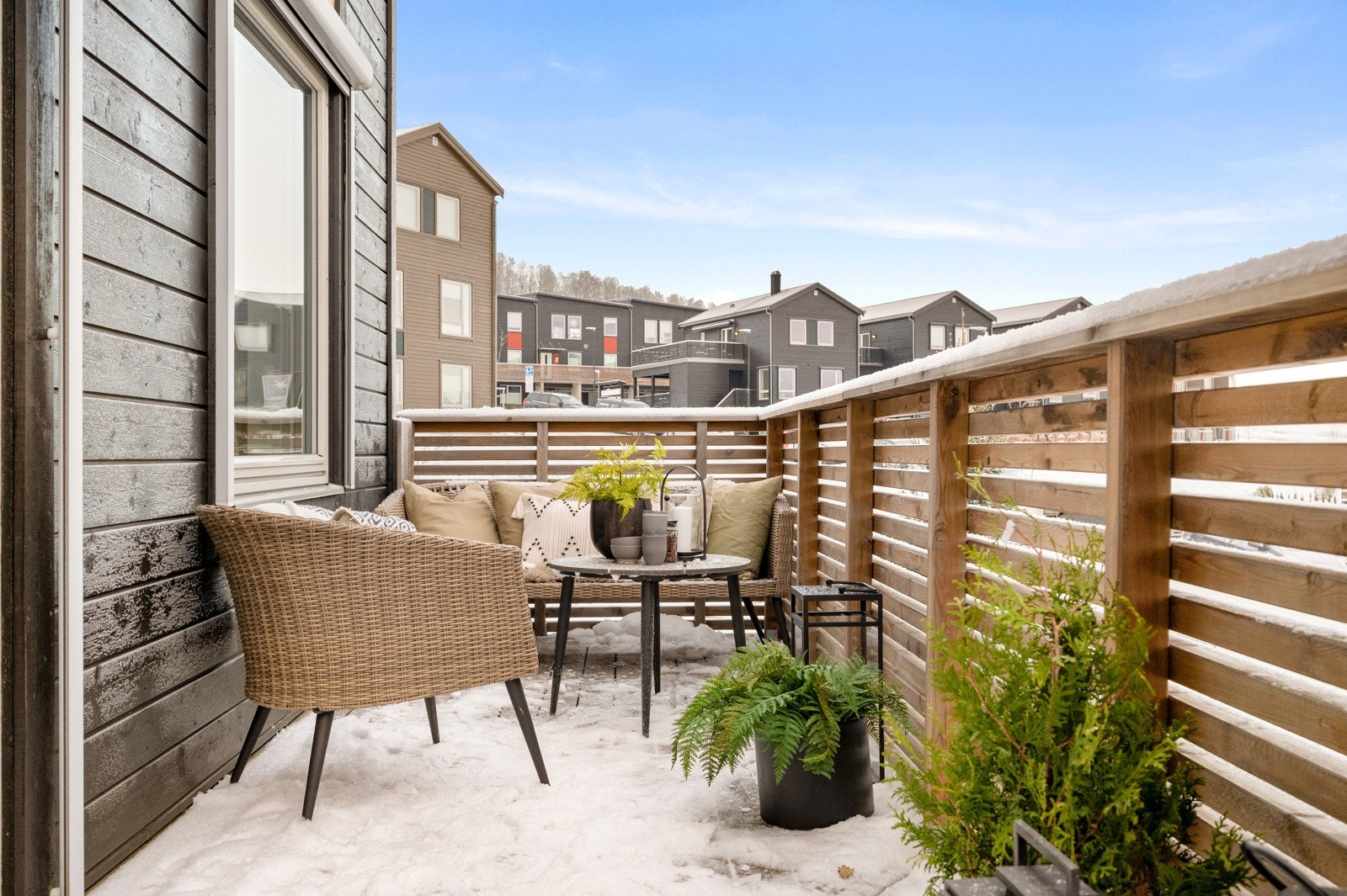 Hyggelig uteområde med god plass til sittegruppe, beplantning og grill Galleribilde