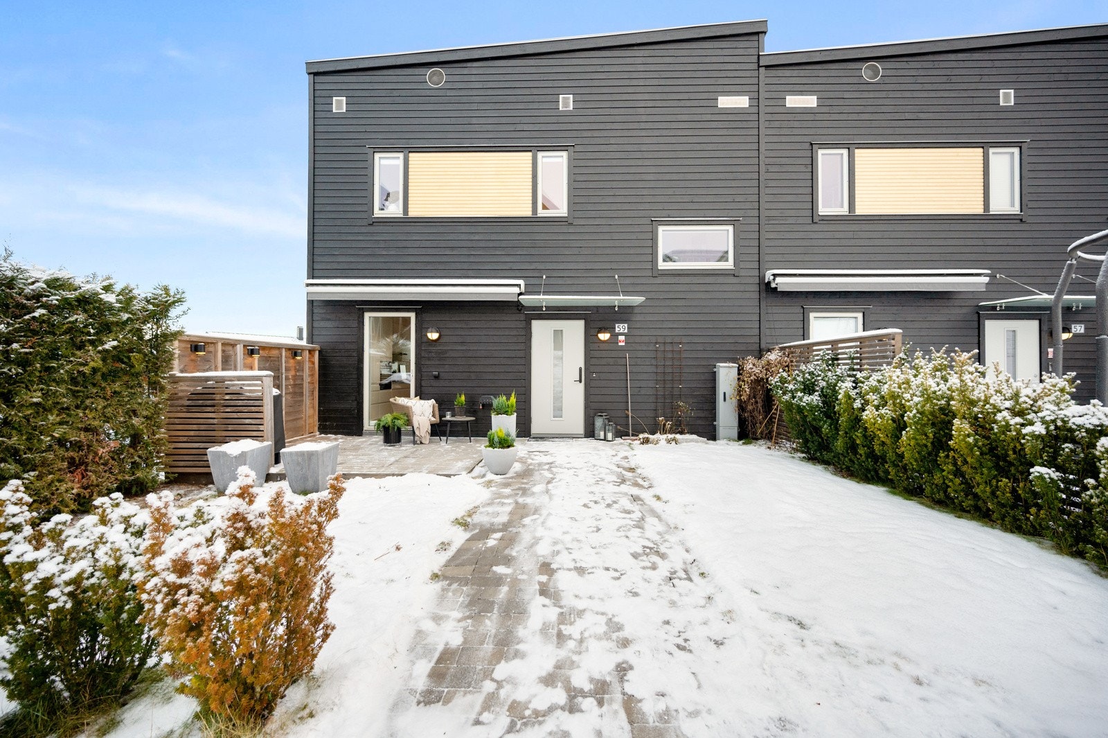 Dette er et moderne enderekkehus over to plan fra 2018, med fine uteplasser Galleribilde