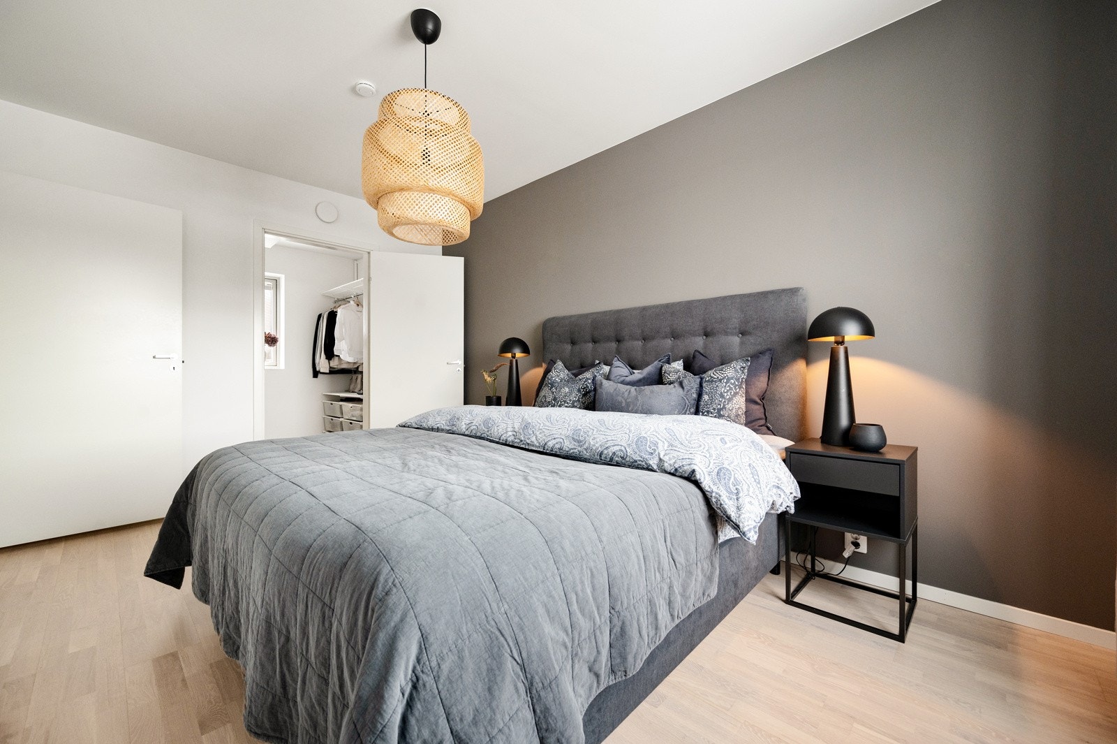 Romslig hovedsoverom med omkledningsrom/bod. Galleribilde