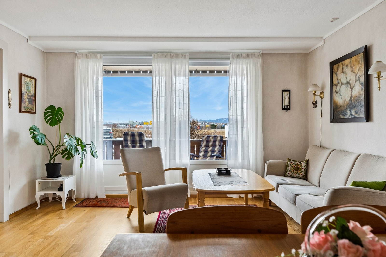 Med store vindusflater får man et godt lysinnslipp som, i kombinasjon med beliggenhet i 2. etasje, bidrar til en lett og luftig atmosfære. Galleribilde